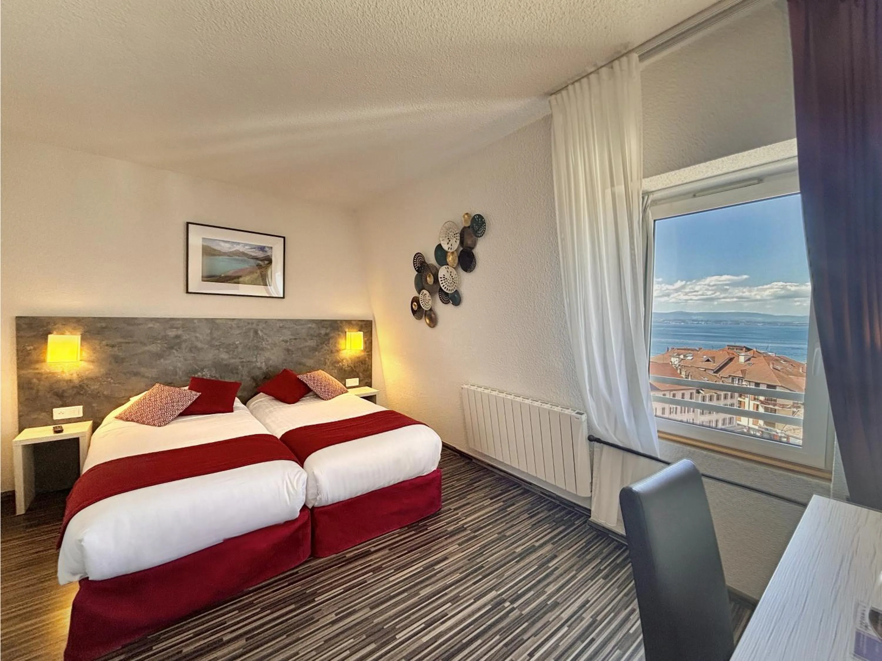 Lake view, Bed in Hôtel de France Contact-Hôtel