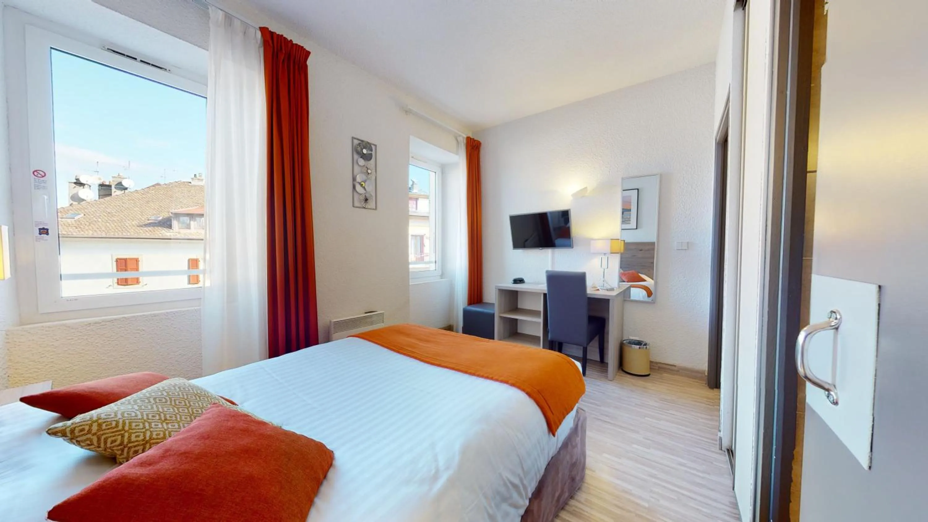 TV and multimedia, Bed in Hôtel de France Contact-Hôtel