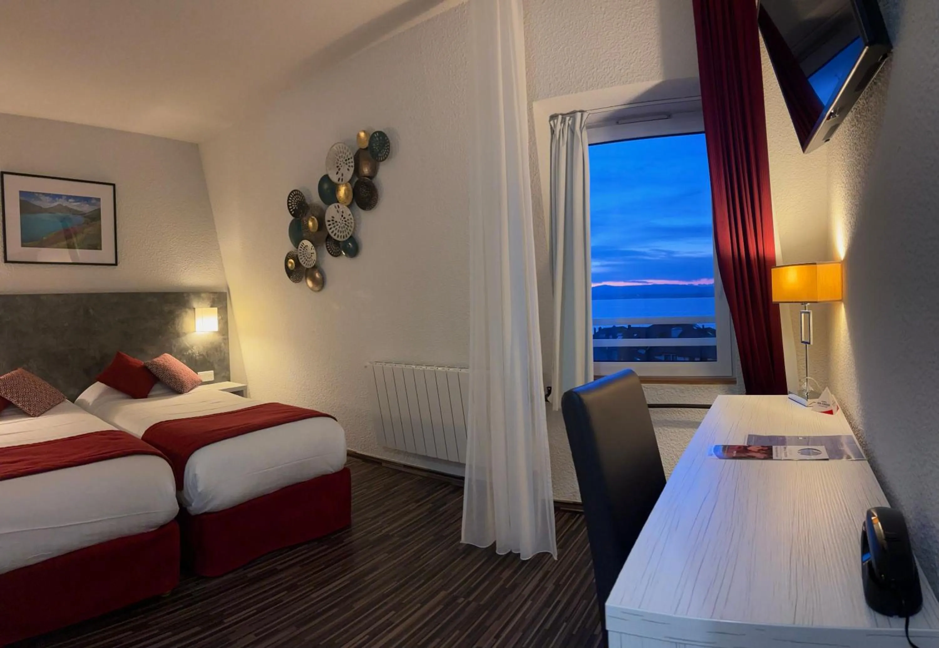 Lake view, Bed in Hôtel de France Contact-Hôtel