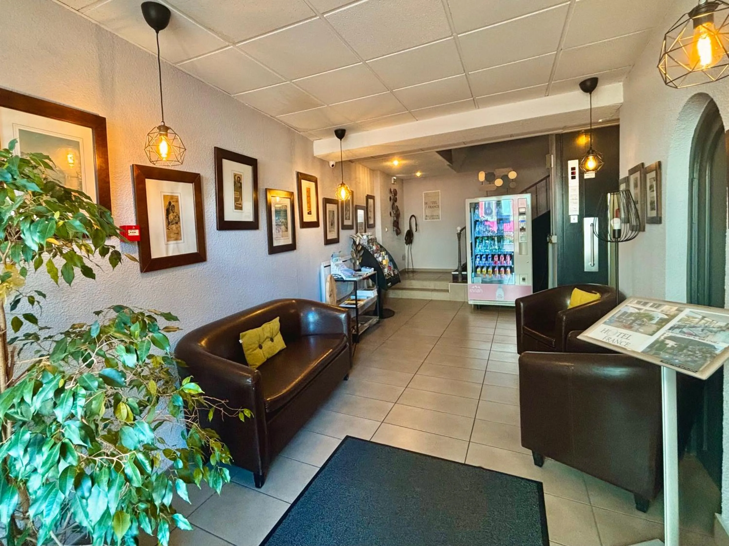 Facade/entrance in Hôtel de France Contact-Hôtel