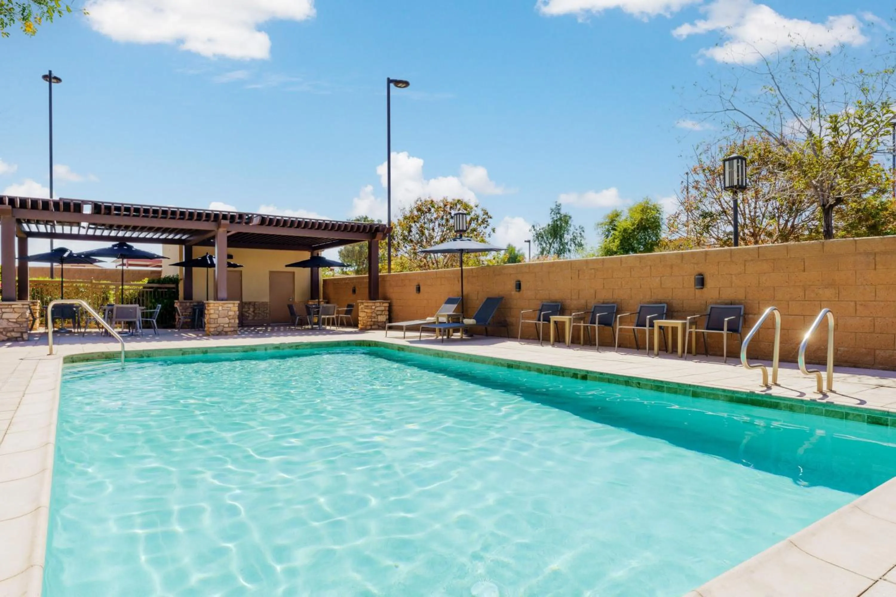Swimming pool in Courtyard by Marriott Phoenix Mesa Gateway Airport