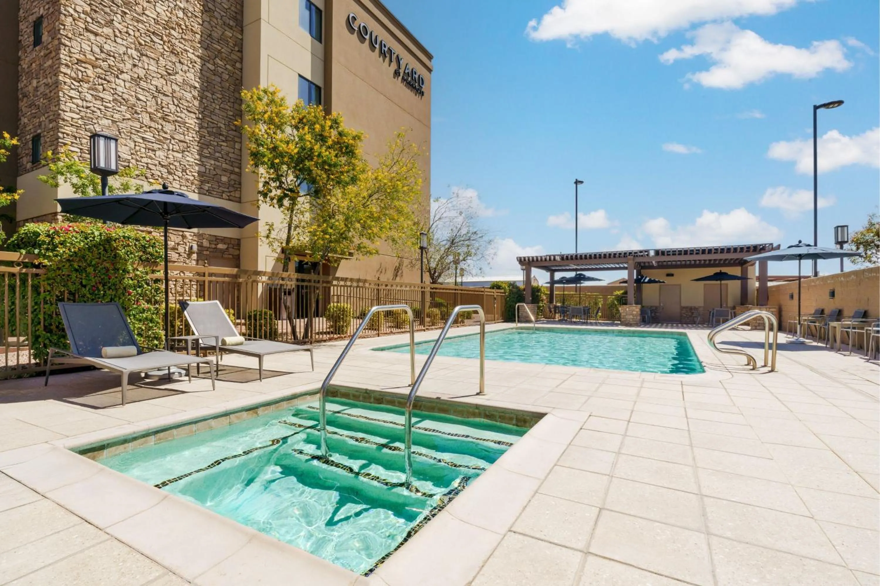 Swimming pool in Courtyard by Marriott Phoenix Mesa Gateway Airport