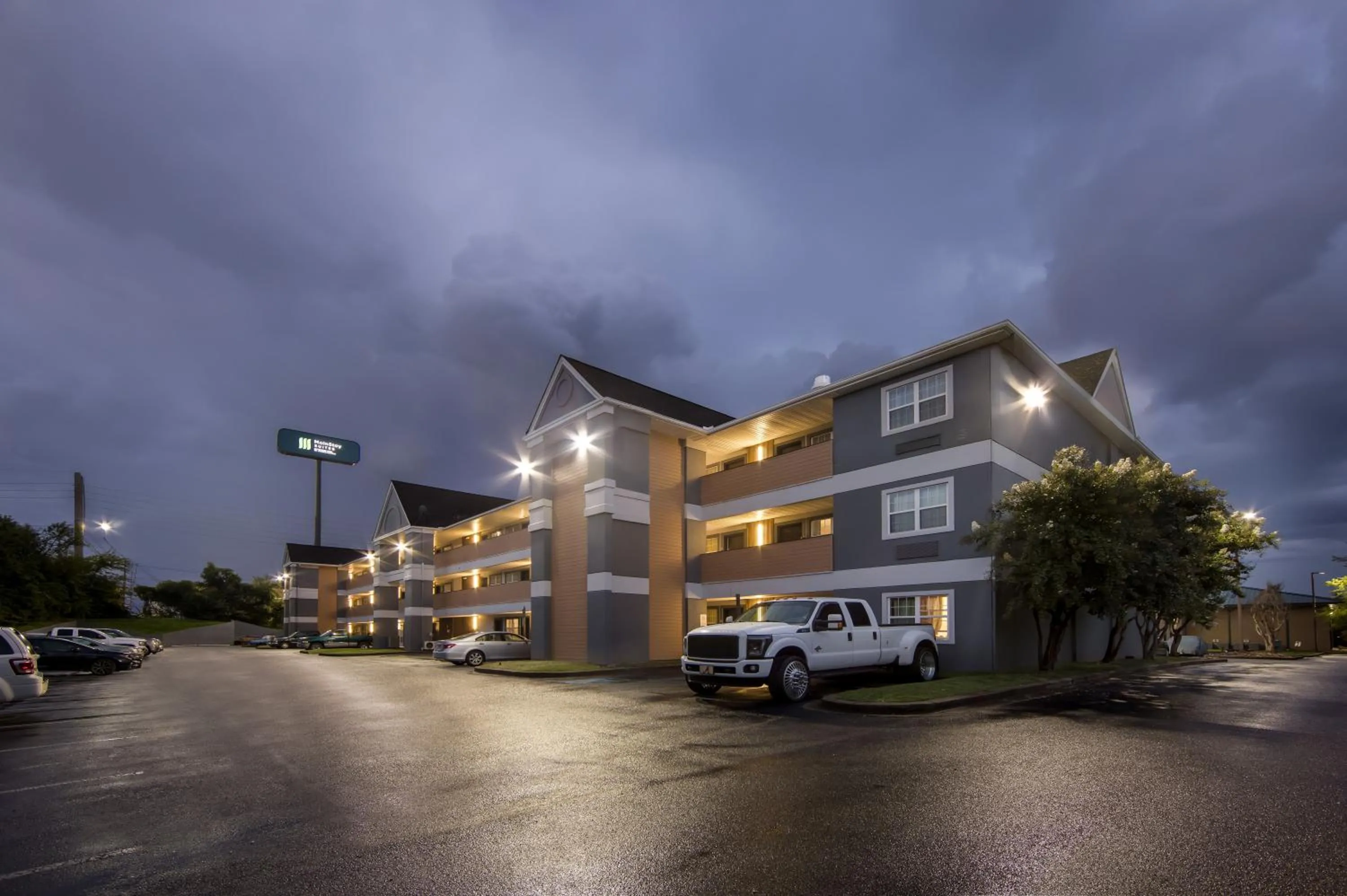 Property building in MainStay Suites Knoxville - Cedar Bluff