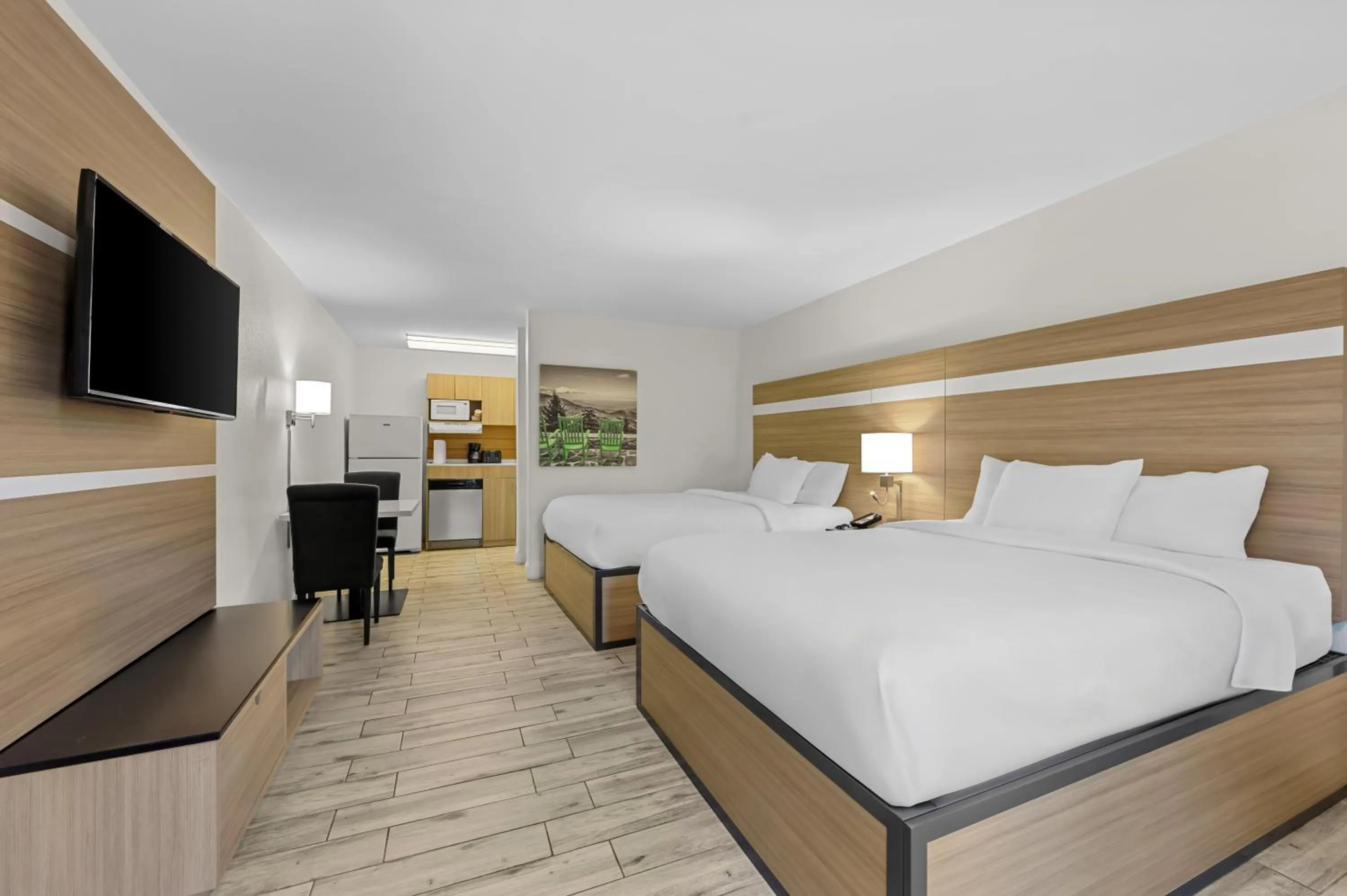 Photo of the whole room, Bed in MainStay Suites Knoxville - Cedar Bluff