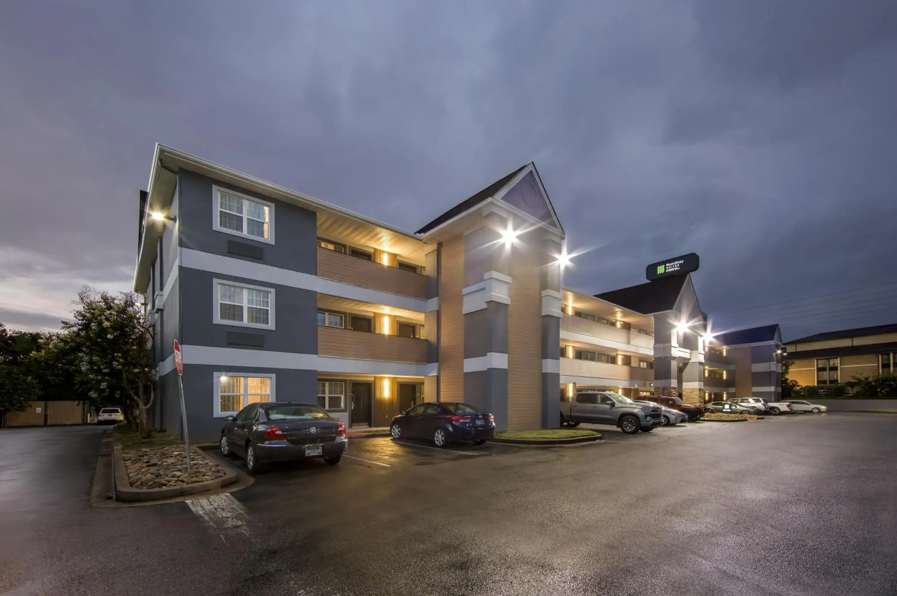 Property building in MainStay Suites Knoxville - Cedar Bluff Property building in MainStay Suites Knoxville - Cedar Bluff