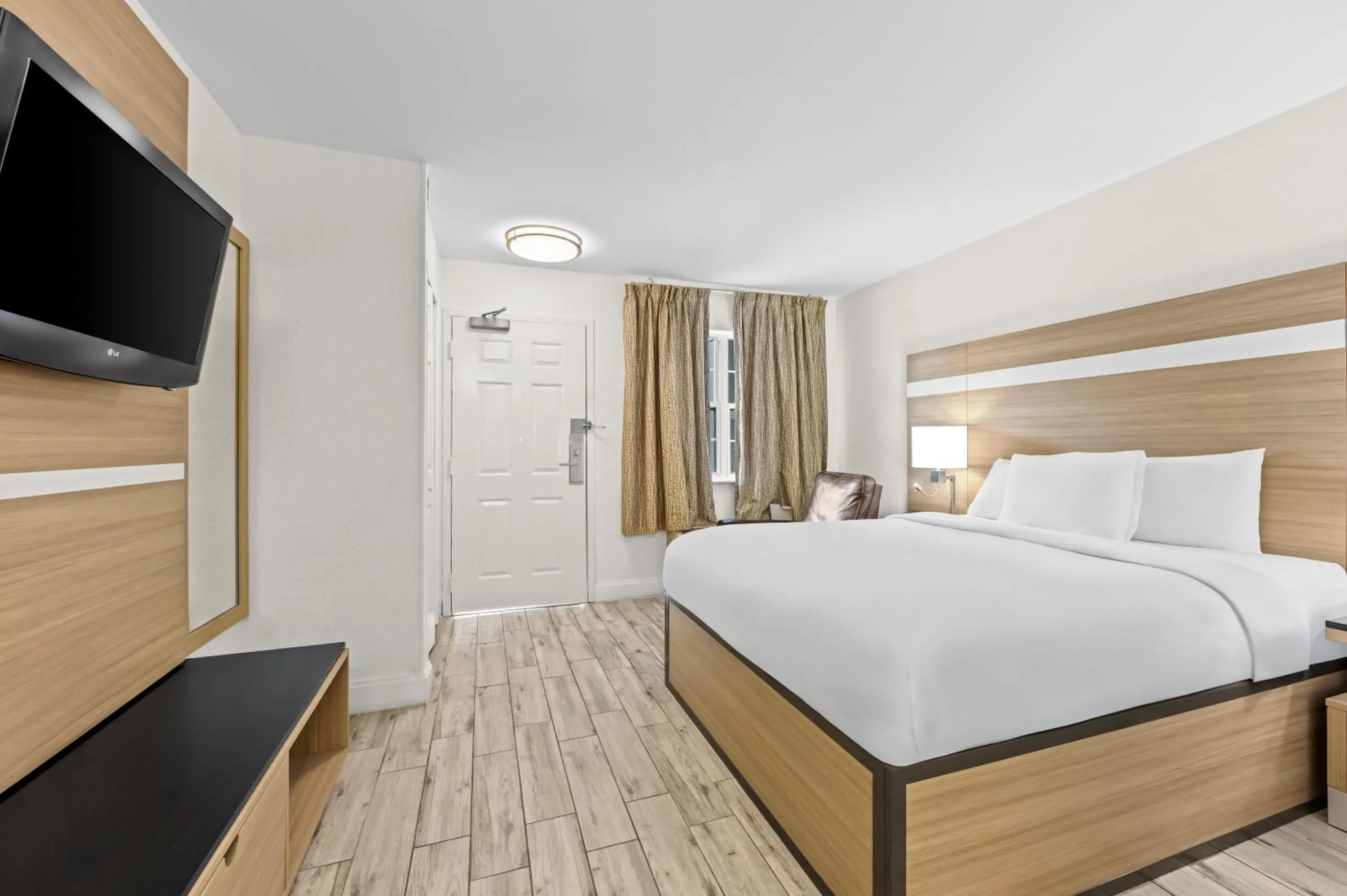 Bed in MainStay Suites Knoxville - Cedar Bluff