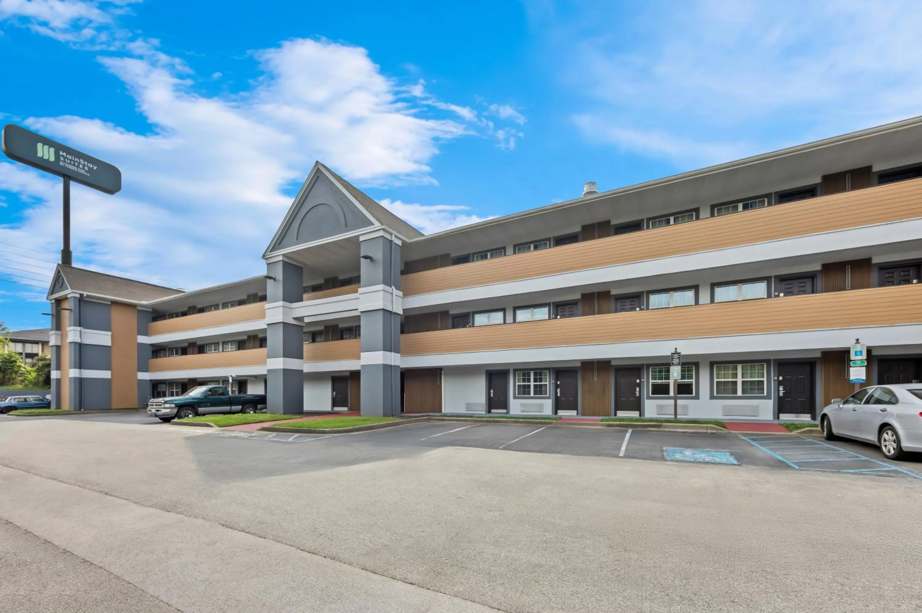 Property building in MainStay Suites Knoxville - Cedar Bluff