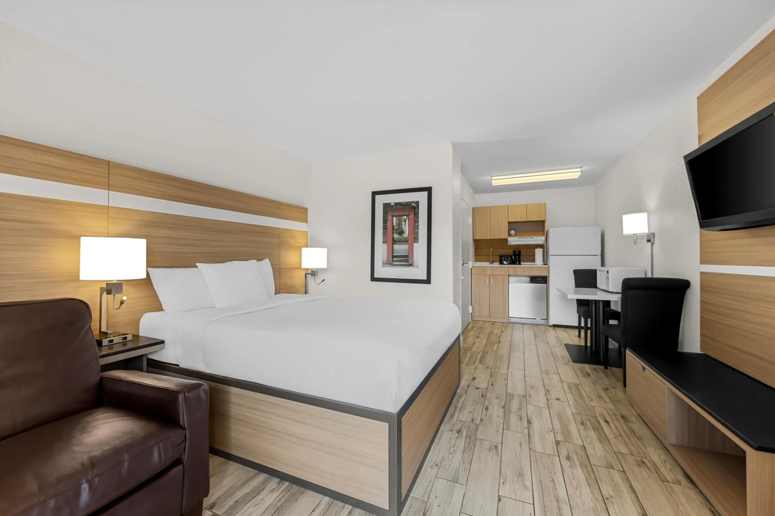 Photo of the whole room, Bed in MainStay Suites Knoxville - Cedar Bluff