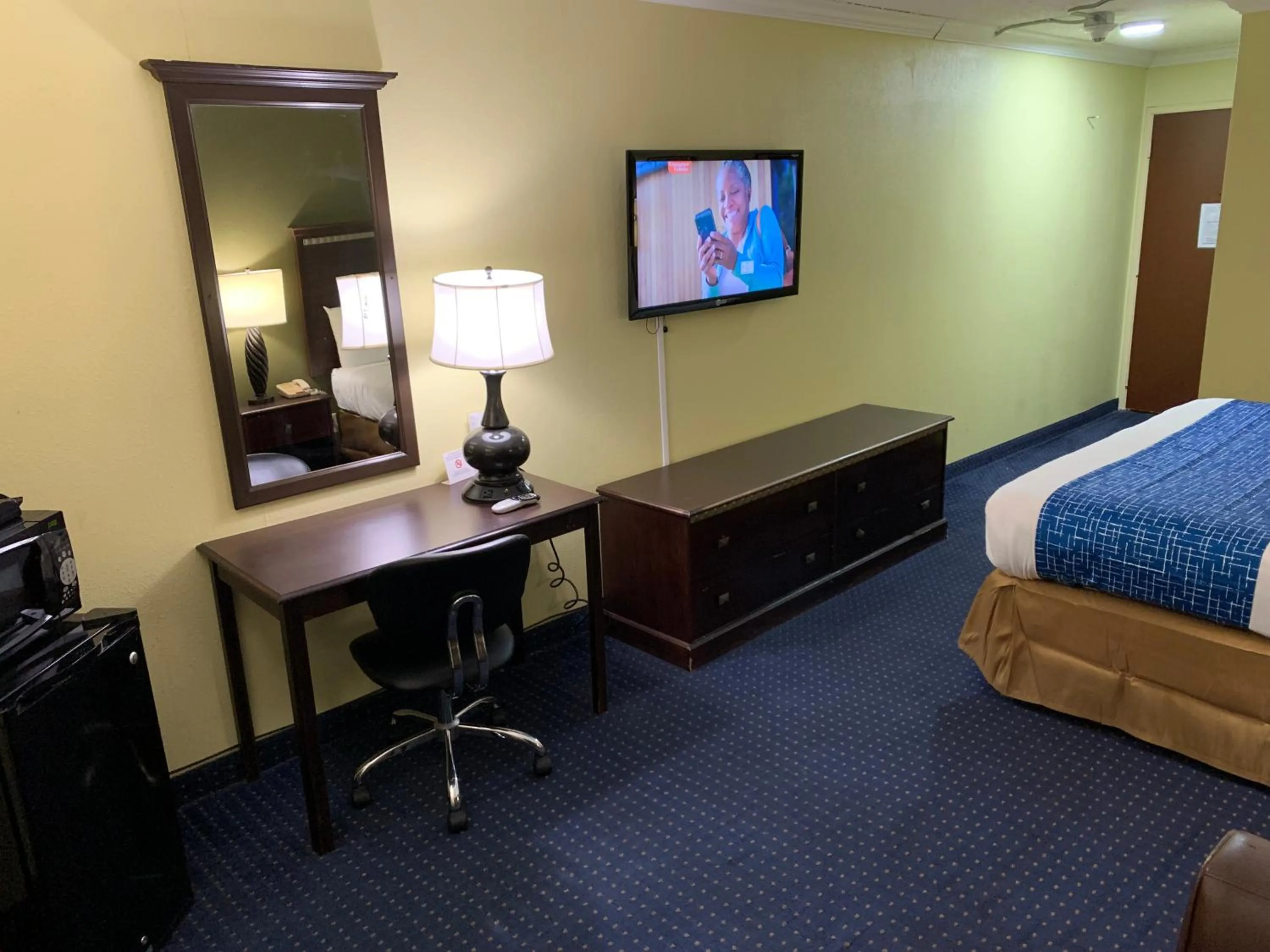 Living room, Bed in Travelodge by Wyndham Odessa