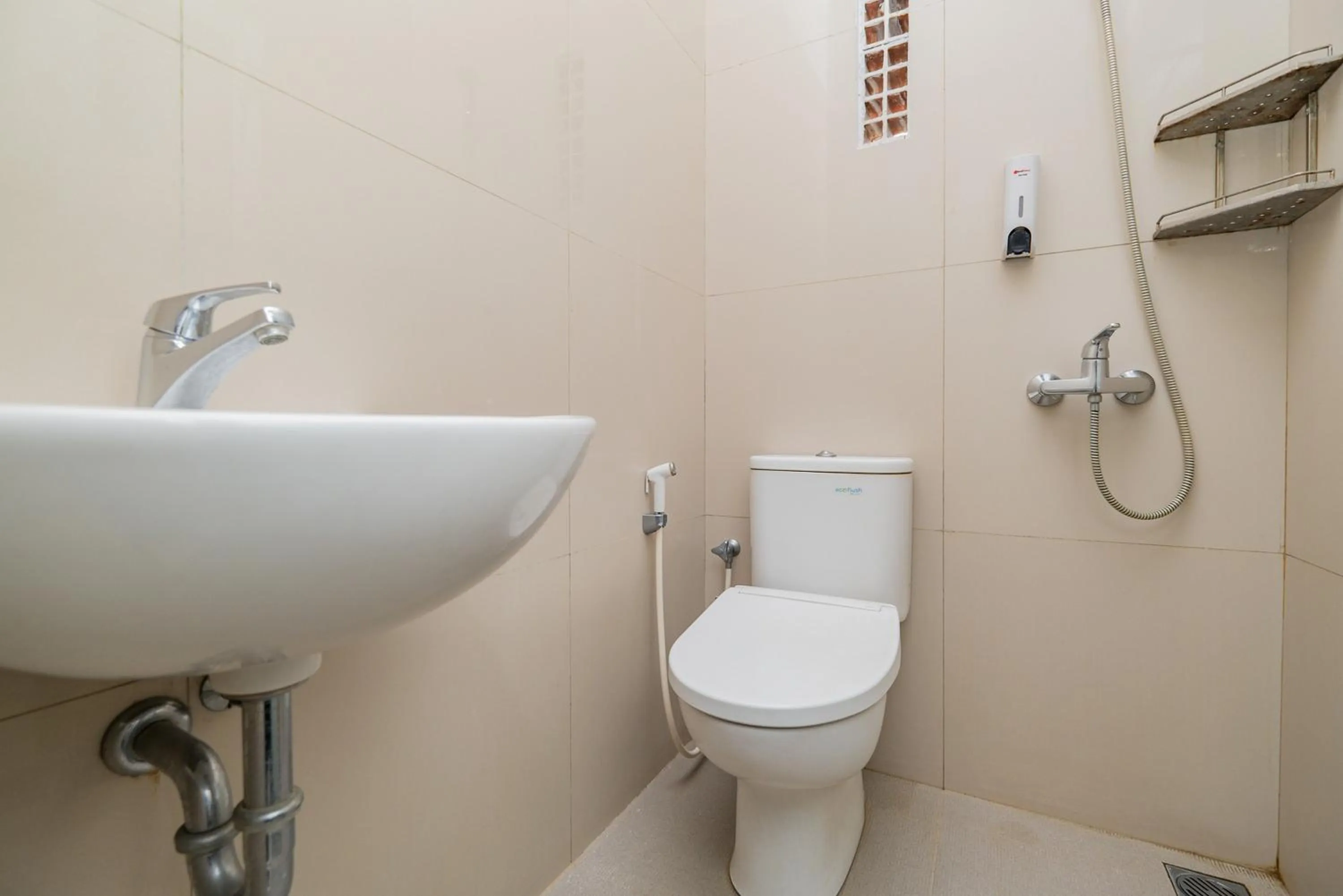 Bathroom in RedDoorz near Jawa Timur Park 3