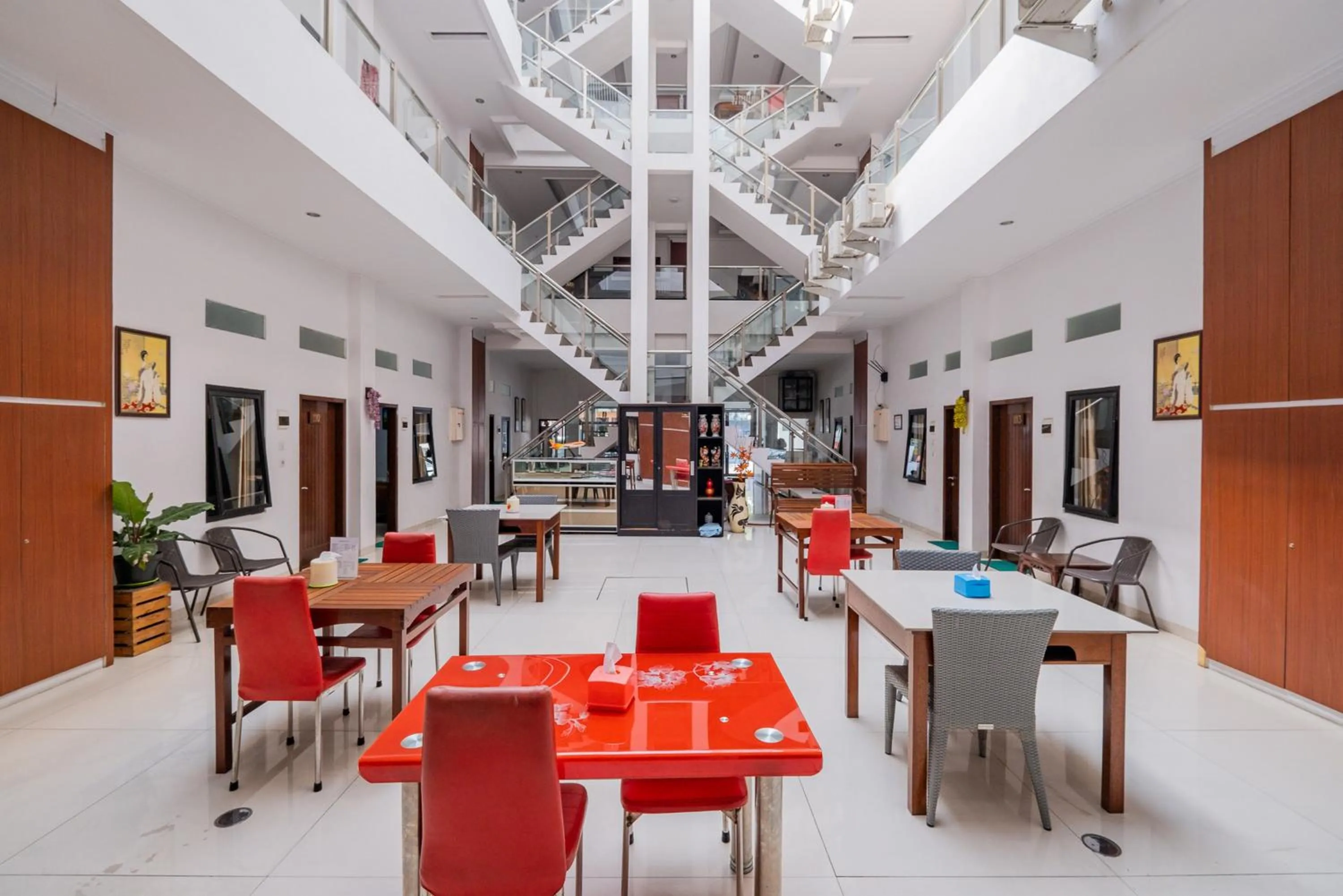 Seating area in RedDoorz near Jawa Timur Park 3