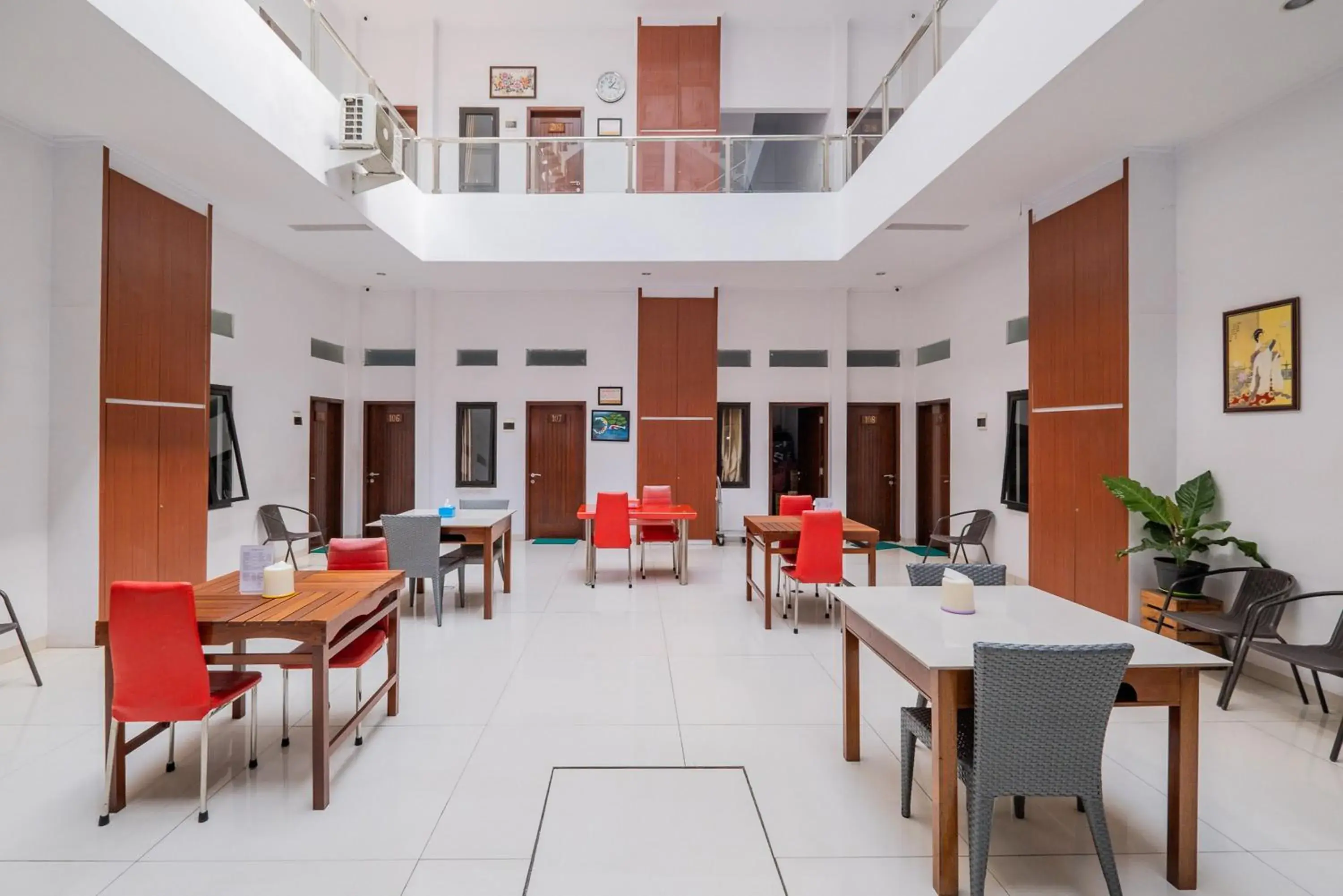 Seating area in RedDoorz near Jawa Timur Park 3 Seating area in RedDoorz near Jawa Timur Park 3