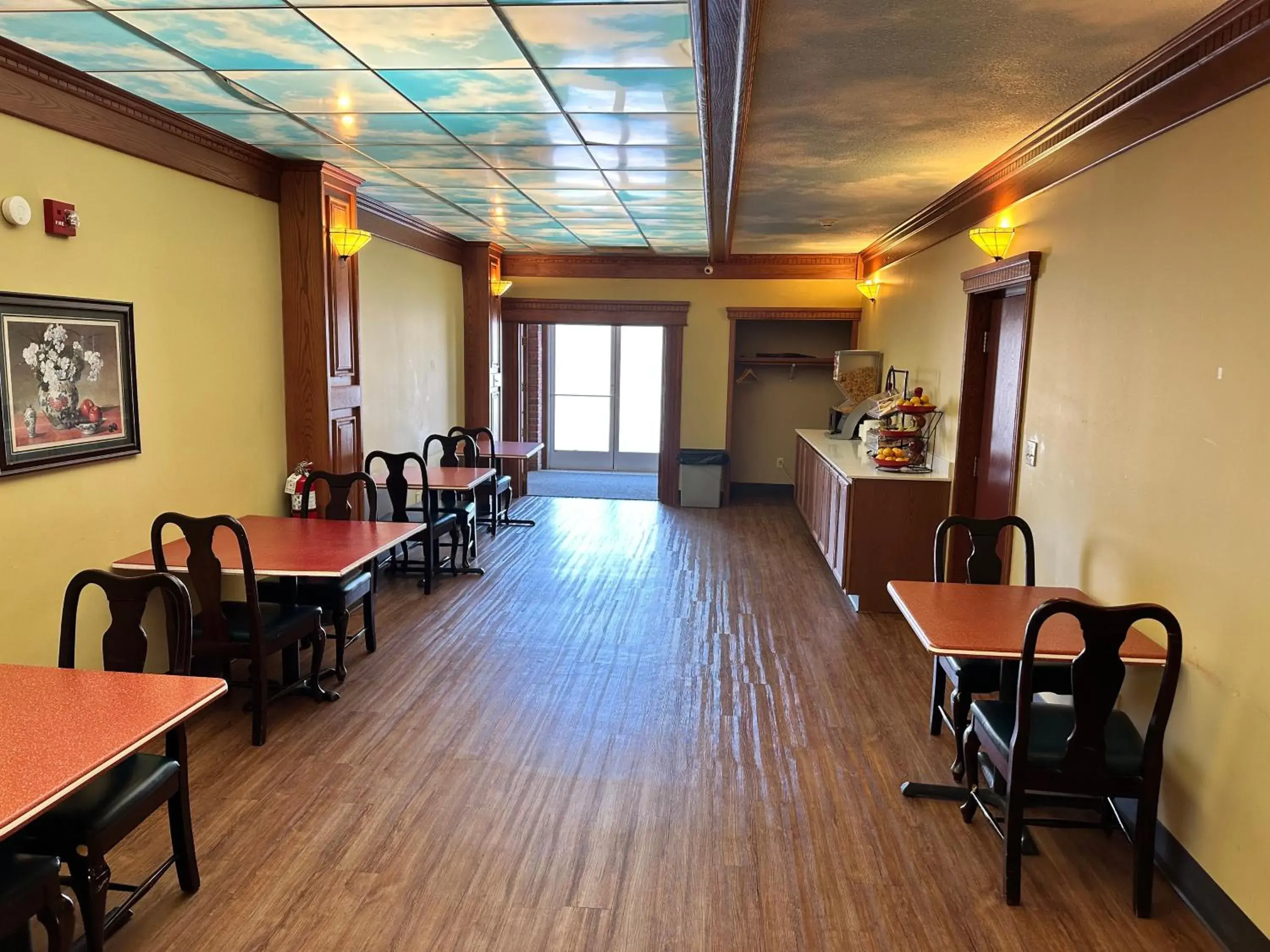 Breakfast in Ramada by Wyndham Saginaw Hotel & Suites Breakfast in Ramada by Wyndham Saginaw Hotel & Suites