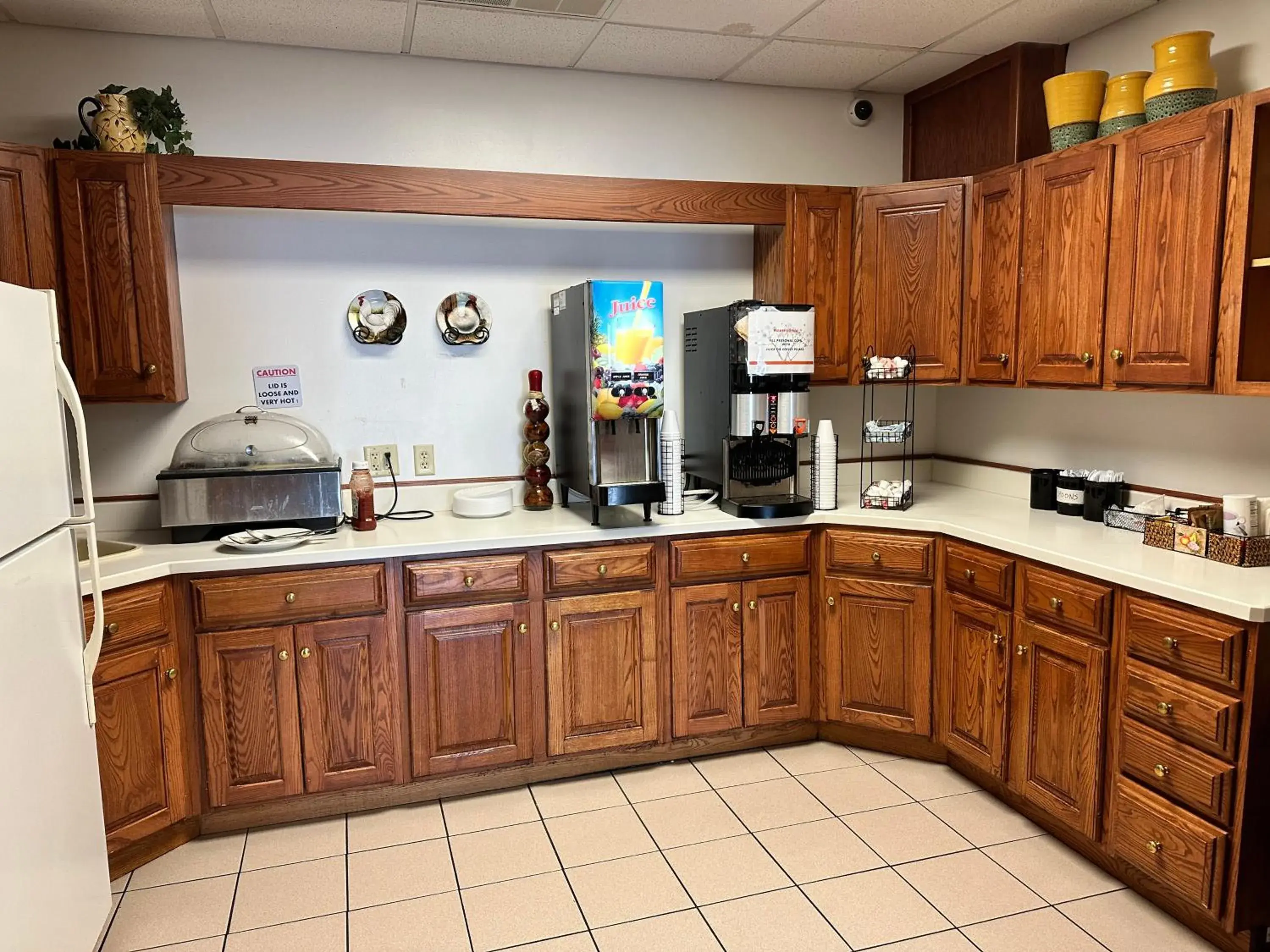 Breakfast in Ramada by Wyndham Saginaw Hotel & Suites Breakfast in Ramada by Wyndham Saginaw Hotel & Suites