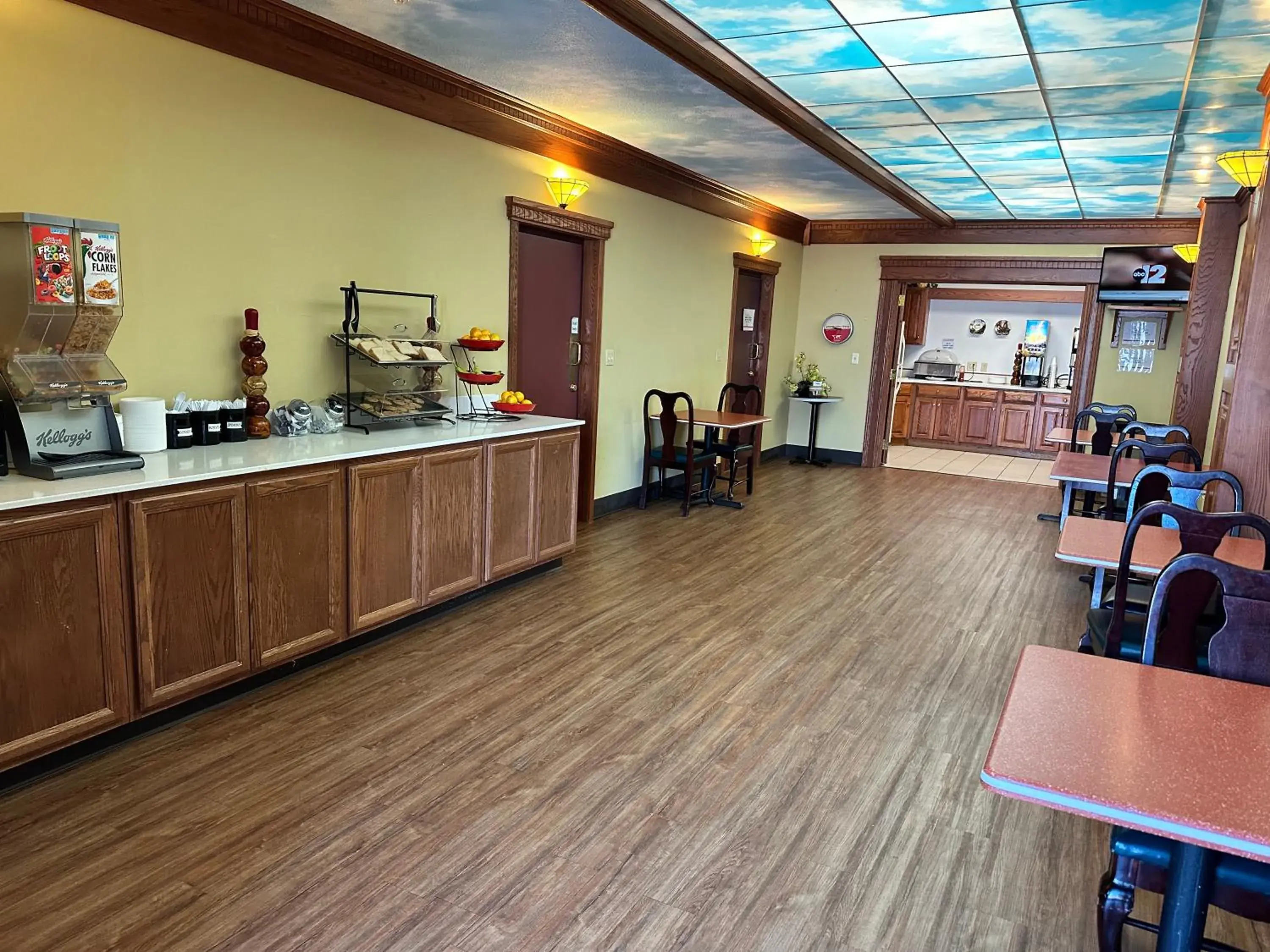 Breakfast in Ramada by Wyndham Saginaw Hotel & Suites Breakfast in Ramada by Wyndham Saginaw Hotel & Suites