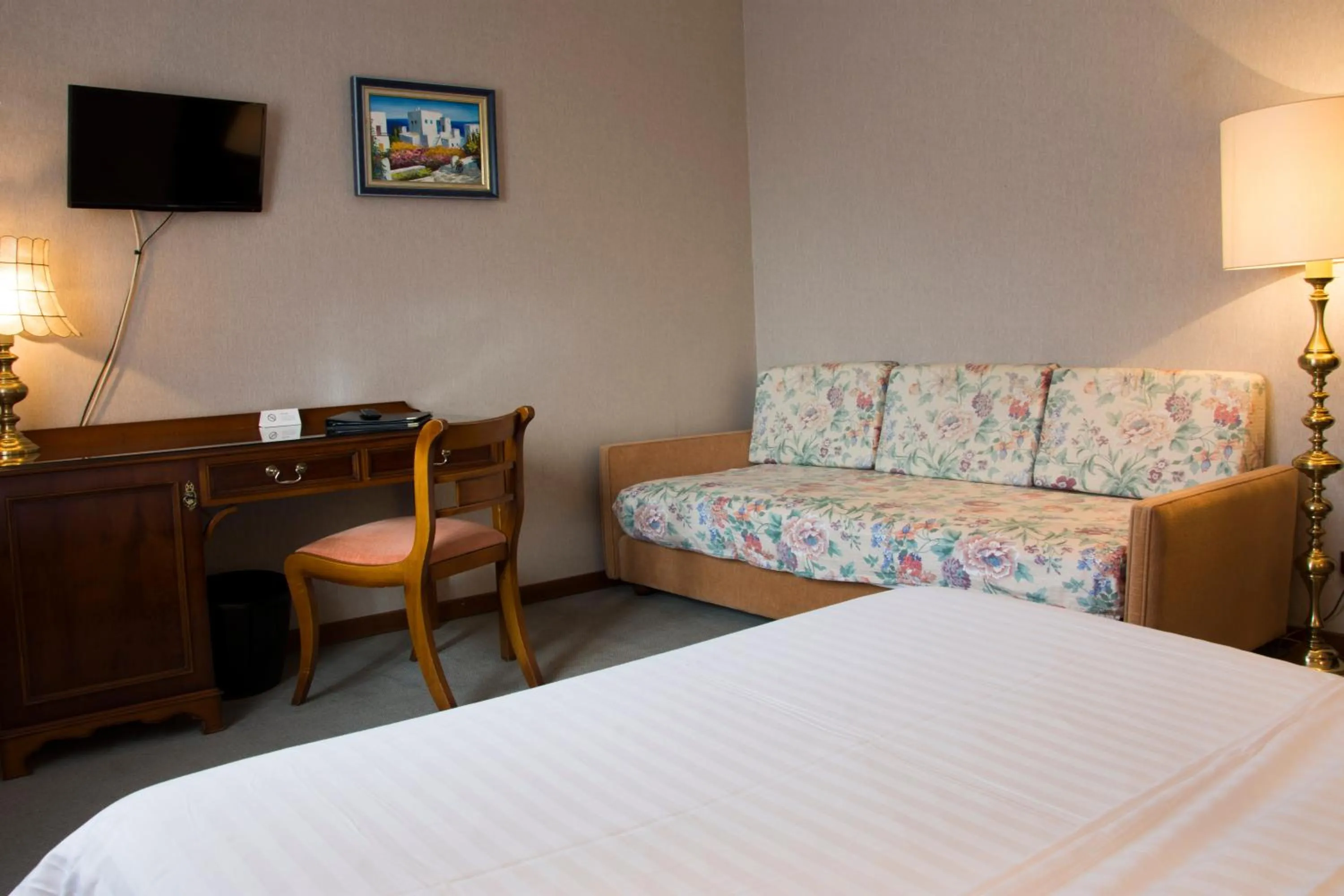 Property building, Bed in Hostellerie Saint Florent