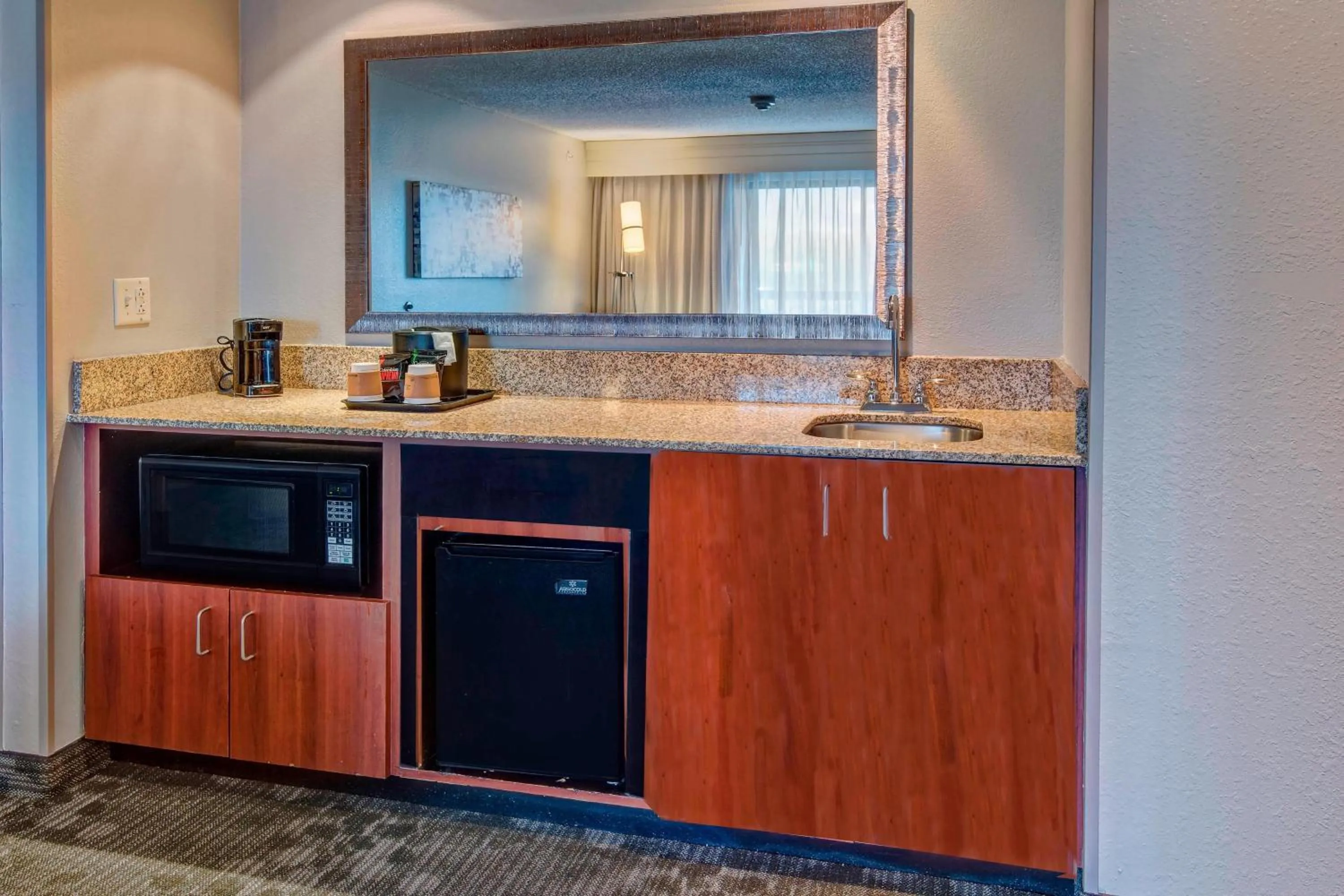 Kitchen or kitchenette in Courtyard by Marriott Alexandria