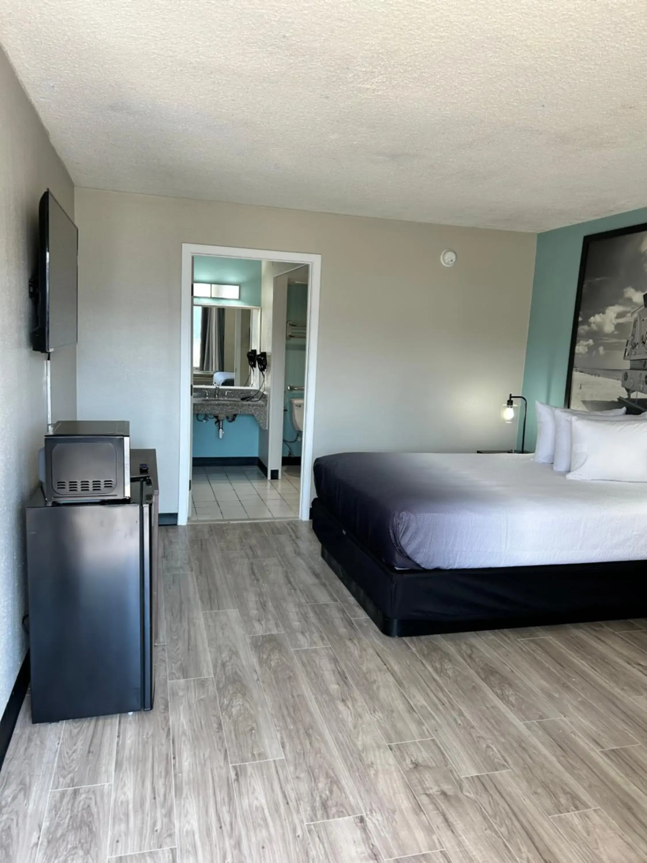 Living room, Bed in Super 8 by Wyndham Ocala I-75 Living room, Bed in Super 8 by Wyndham Ocala I-75