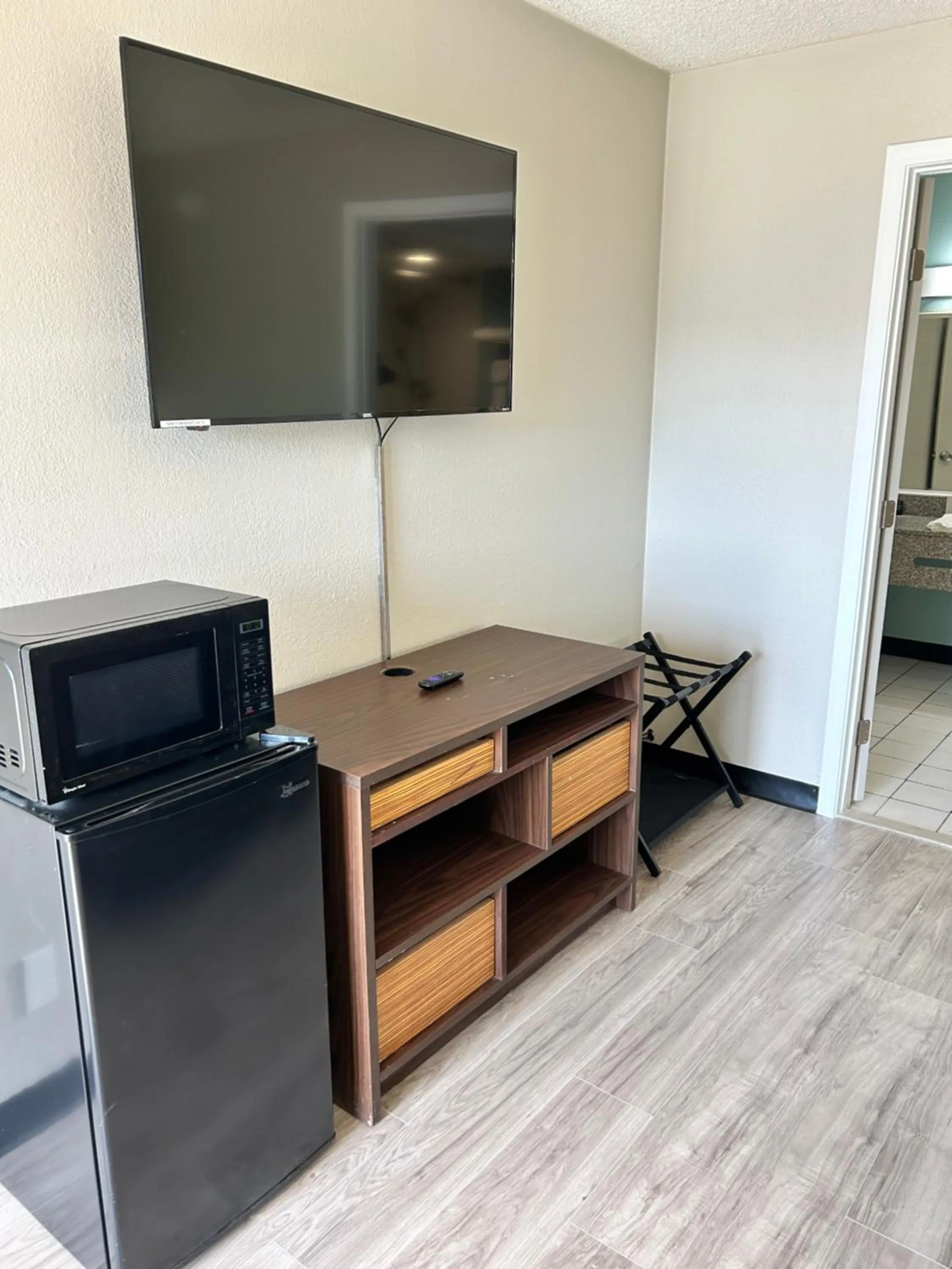 TV and multimedia in Super 8 by Wyndham Ocala I-75