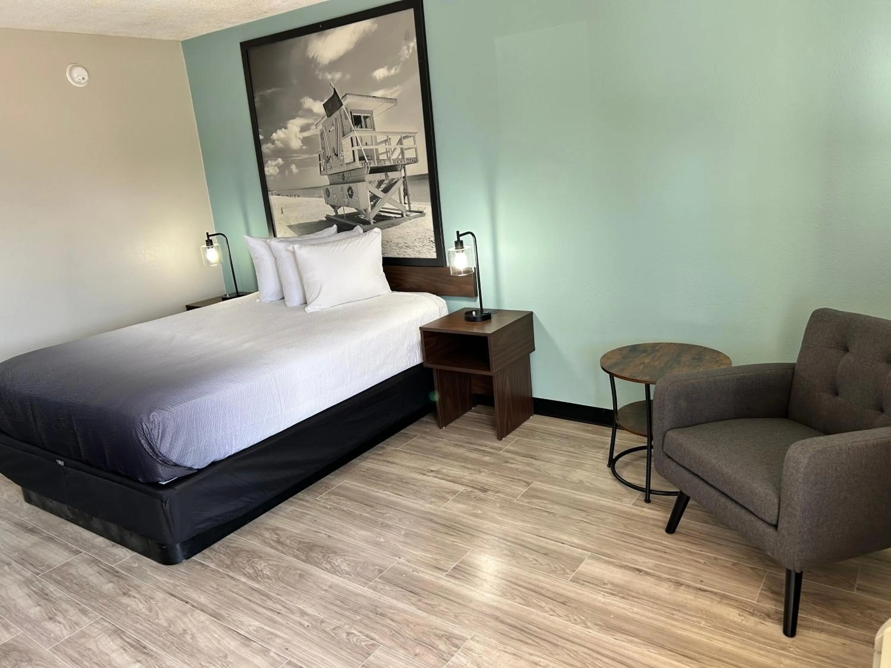 Queen Room with Bath Tub - Mobility Accessible/Non-Smoking in Super 8 by Wyndham Ocala I-75