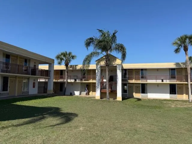 Inner courtyard view in Super 8 by Wyndham Ocala I-75