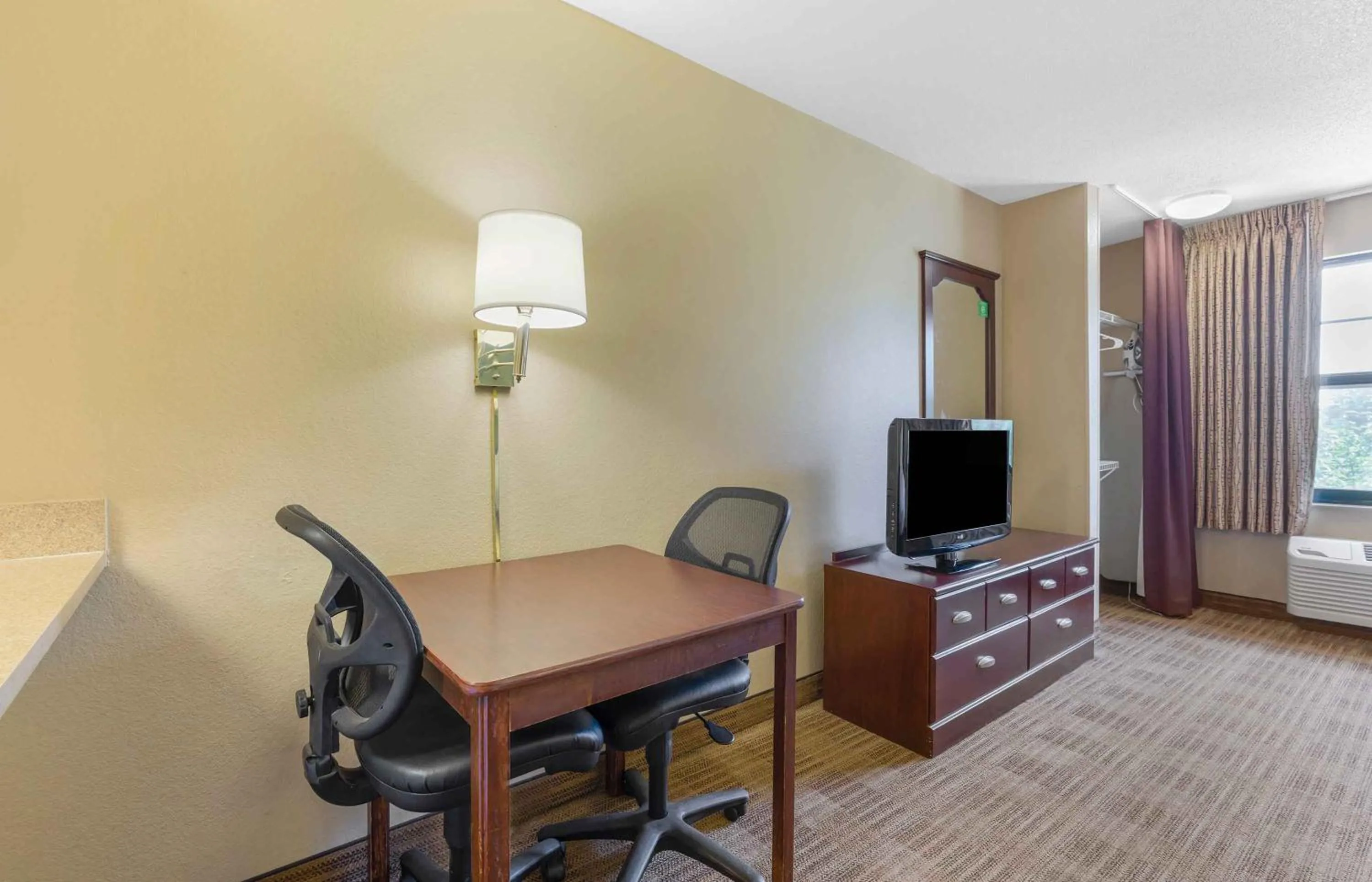TV and multimedia in Extended Stay America Suites - Dallas - Plano Parkway