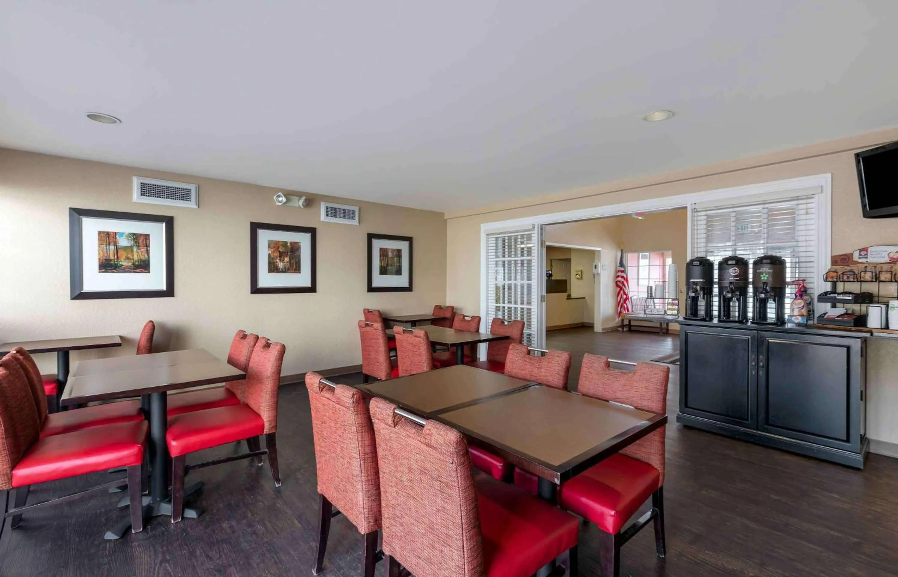Breakfast in Extended Stay America Suites - Dallas - Plano Parkway