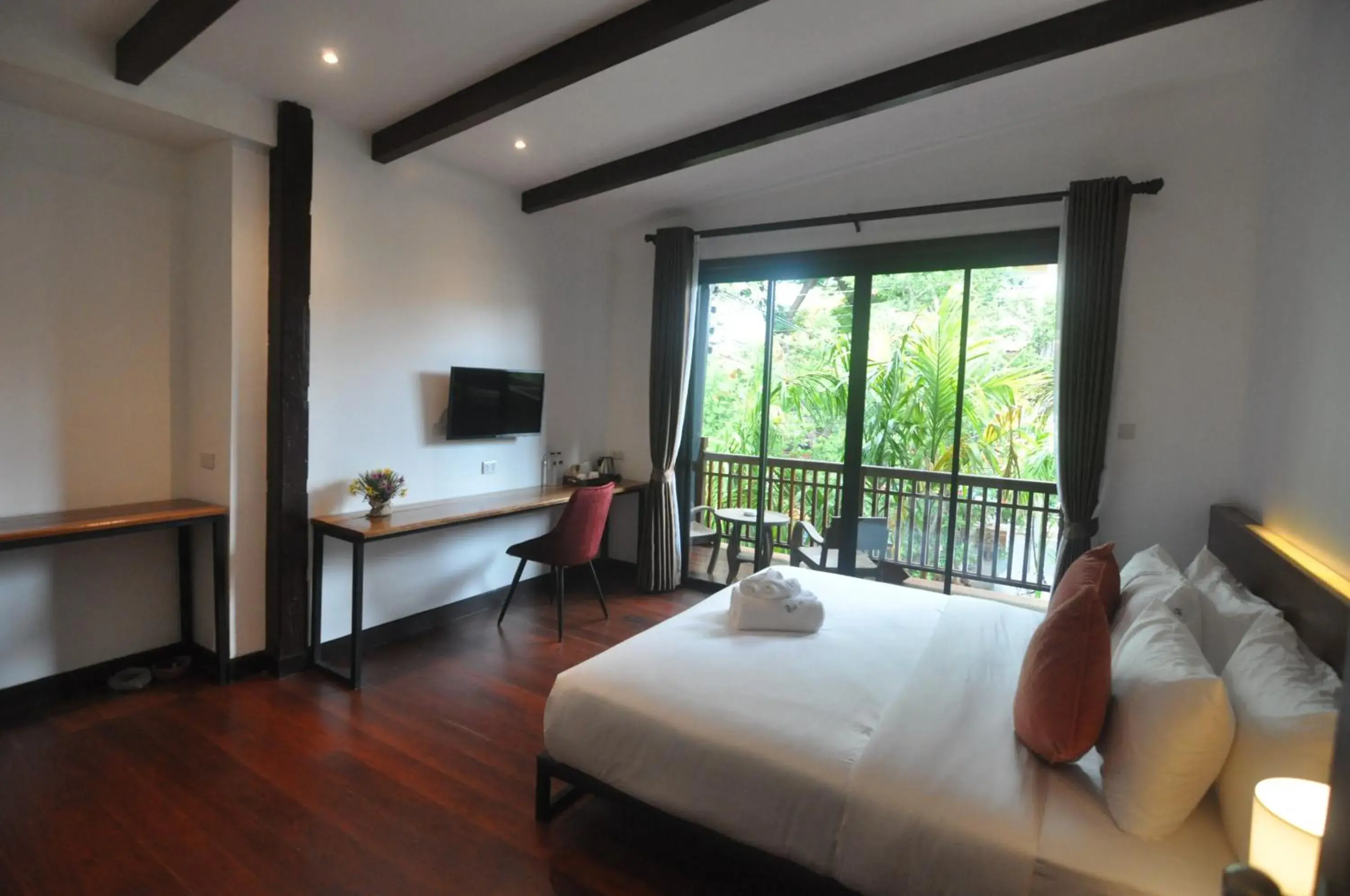 Deluxe Double Room with Balcony in The Eight Ratvithi House Deluxe Double Room with Balcony in The Eight Ratvithi House