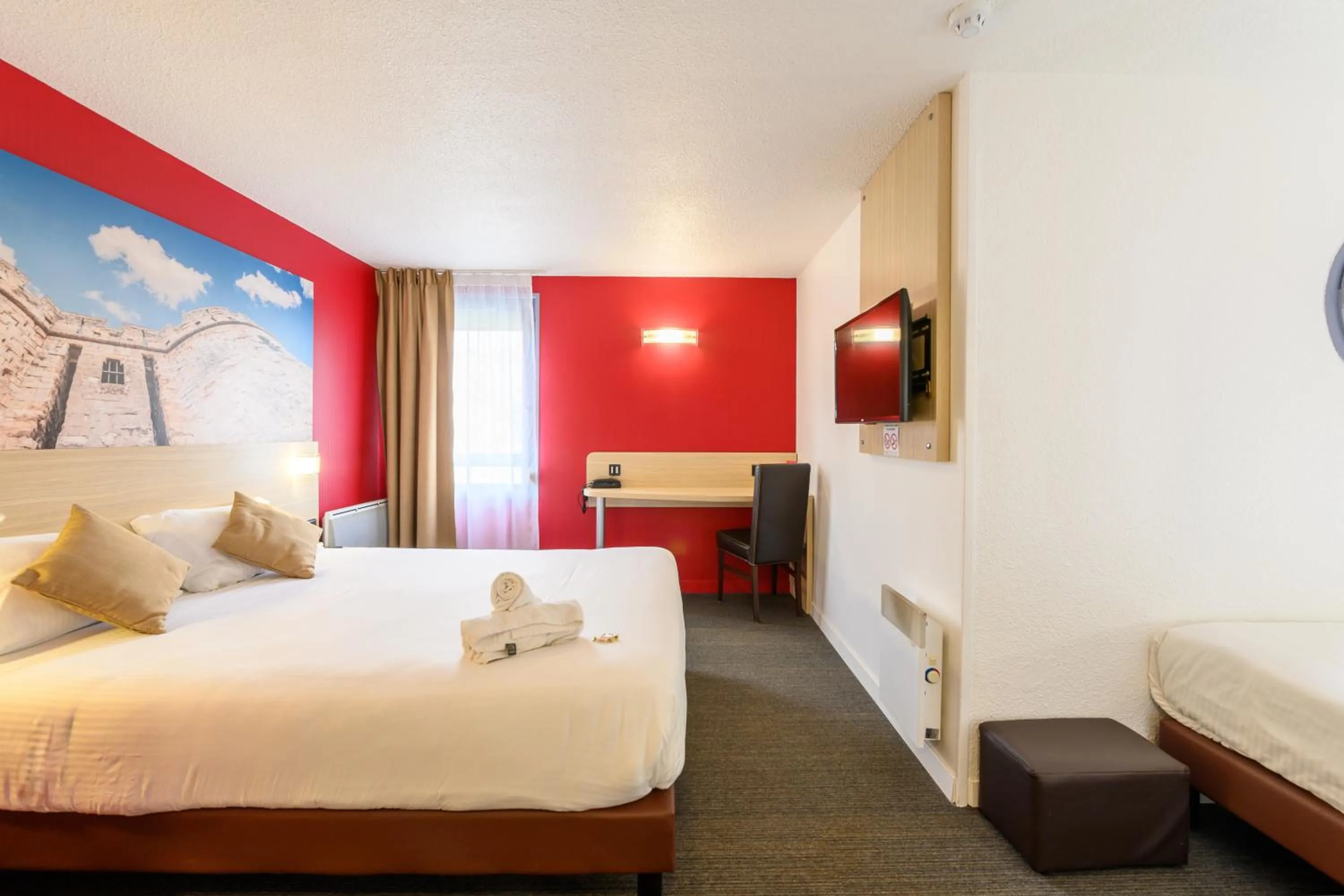 Photo of the whole room, Bed in The Originals City, Tabl'Hôtel, Cambrai (Inter-Hotel)