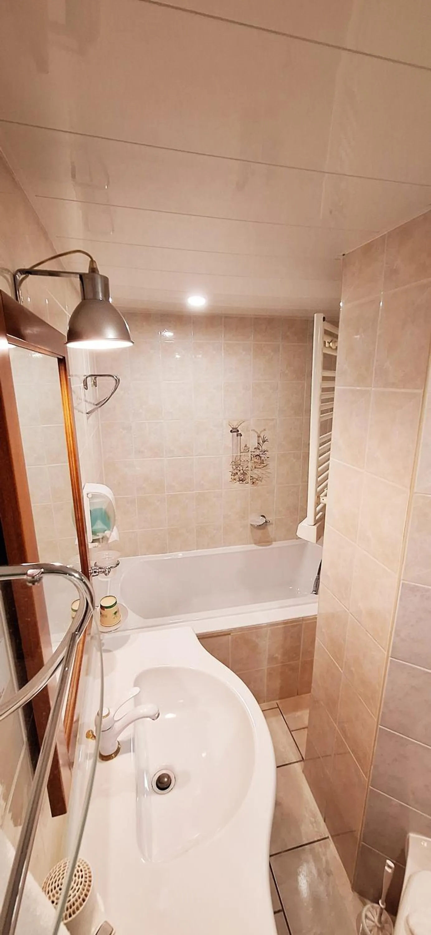 Bathroom in The Originals City, Tabl'Hôtel, Cambrai (Inter-Hotel)