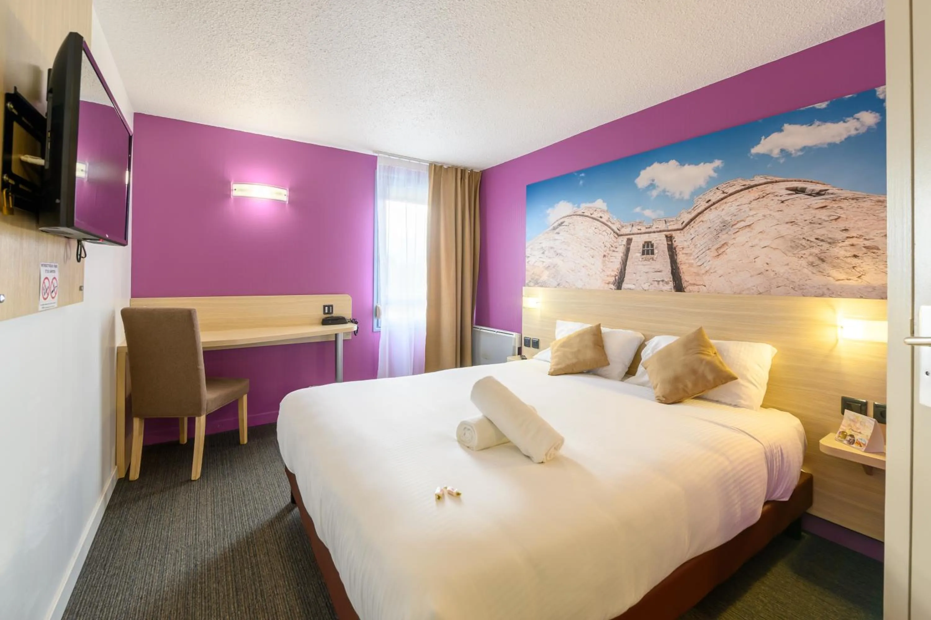 Photo of the whole room, Bed in The Originals City, Tabl'Hôtel, Cambrai (Inter-Hotel)