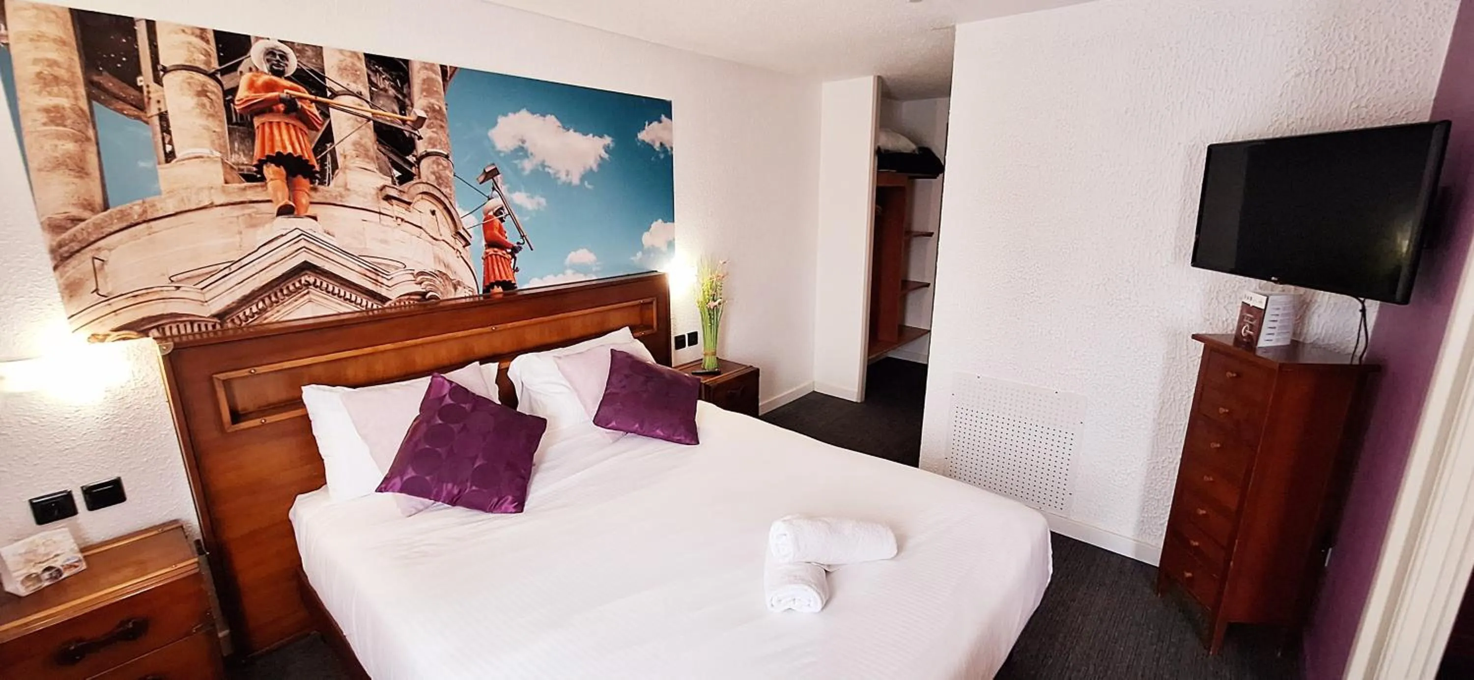 Photo of the whole room, Bed in The Originals City, Tabl'Hôtel, Cambrai (Inter-Hotel)