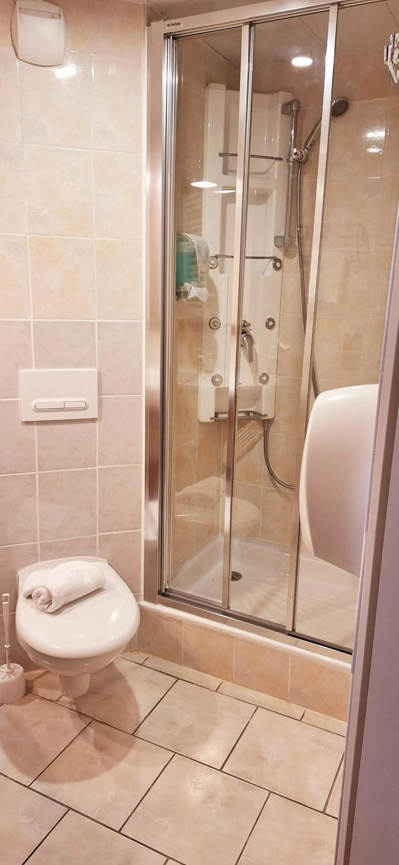 Bathroom in The Originals City, Tabl'Hôtel, Cambrai (Inter-Hotel)