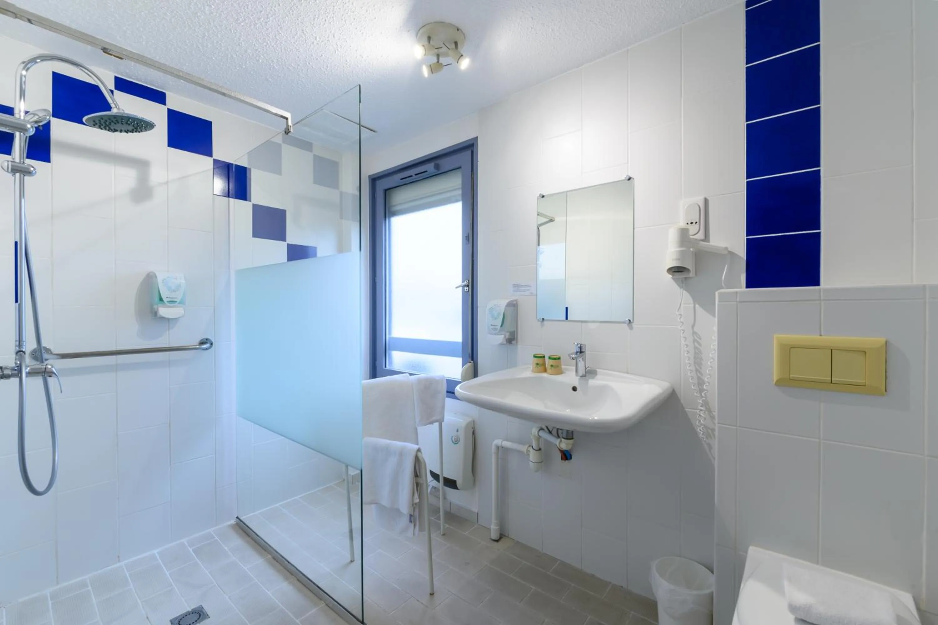 Bathroom in The Originals City, Tabl'Hôtel, Cambrai (Inter-Hotel)