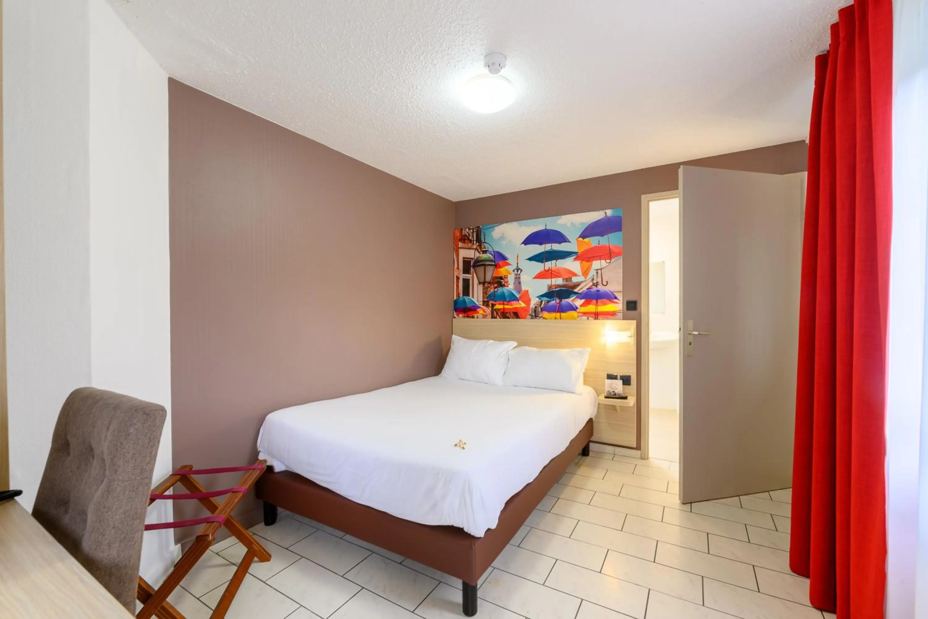 acessibility, Bed in The Originals City, Tabl'Hôtel, Cambrai (Inter-Hotel)