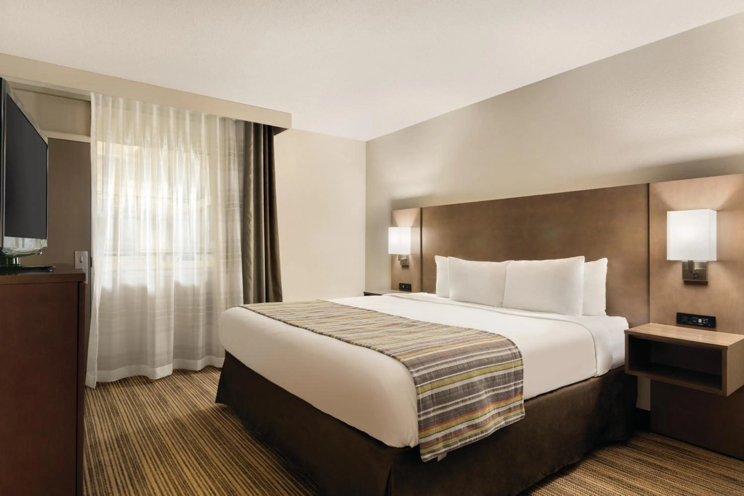 Bed in Country Inn & Suites by Radisson, Fergus Falls, MN