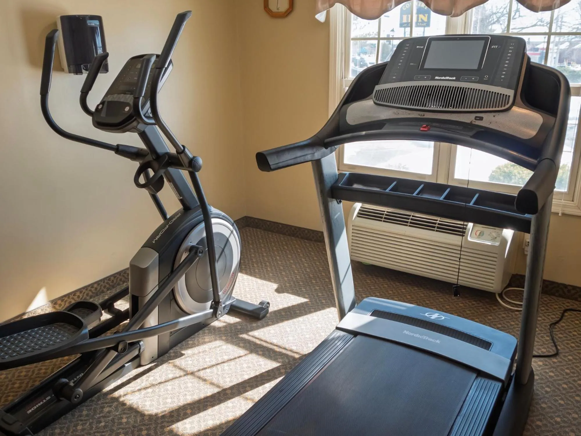 Fitness centre/facilities in Country Inn at the Mall