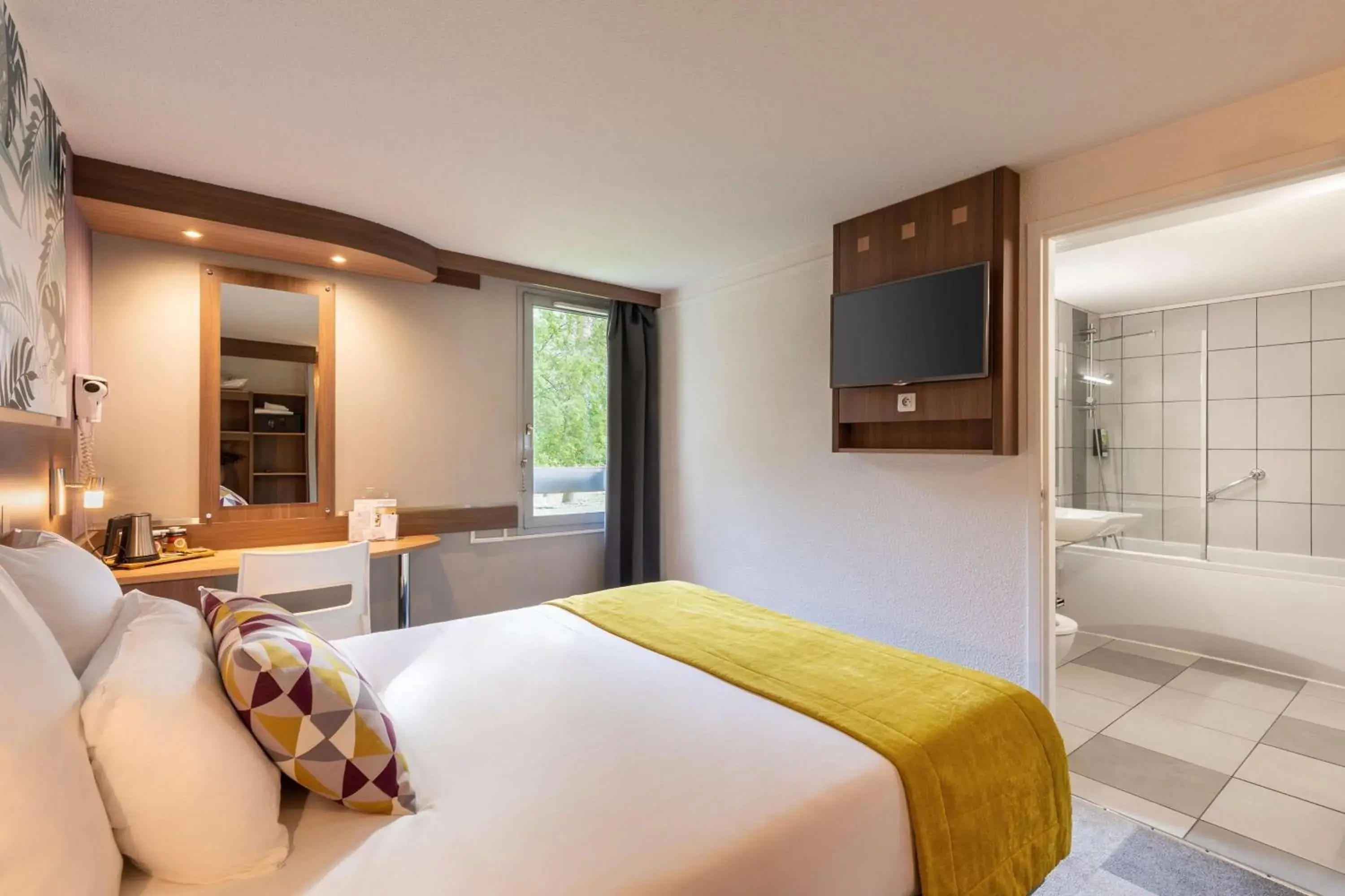 Bedroom, Bed in Sure Hotel by Best Western Lille Tourcoing Ex Hotel Garden Bedroom, Bed in Sure Hotel by Best Western Lille Tourcoing Ex Hotel Garden