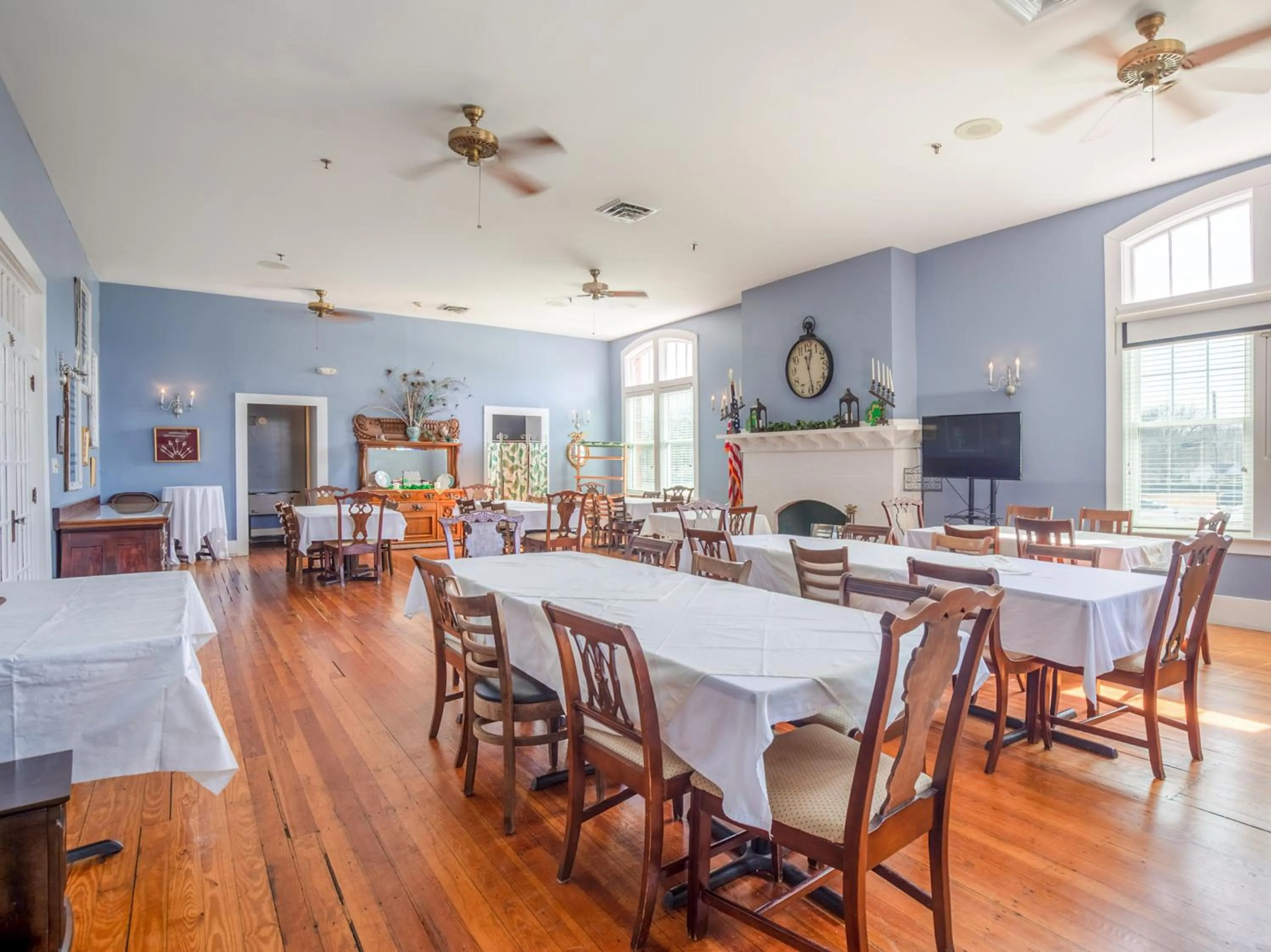 Restaurant/places to eat in The Belmont Inn by OYO