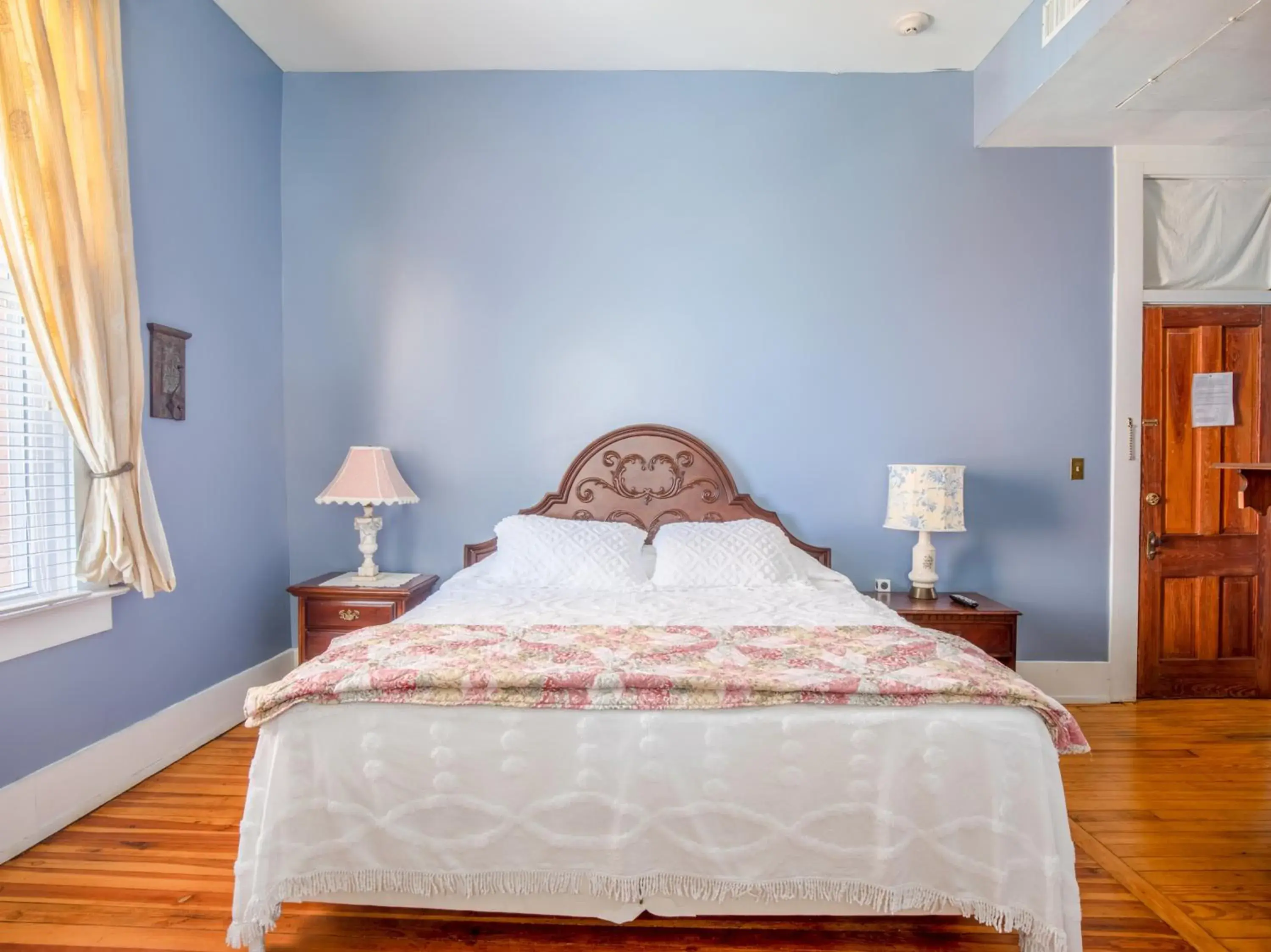 Bedroom in The Belmont Inn by OYO Bedroom in The Belmont Inn by OYO