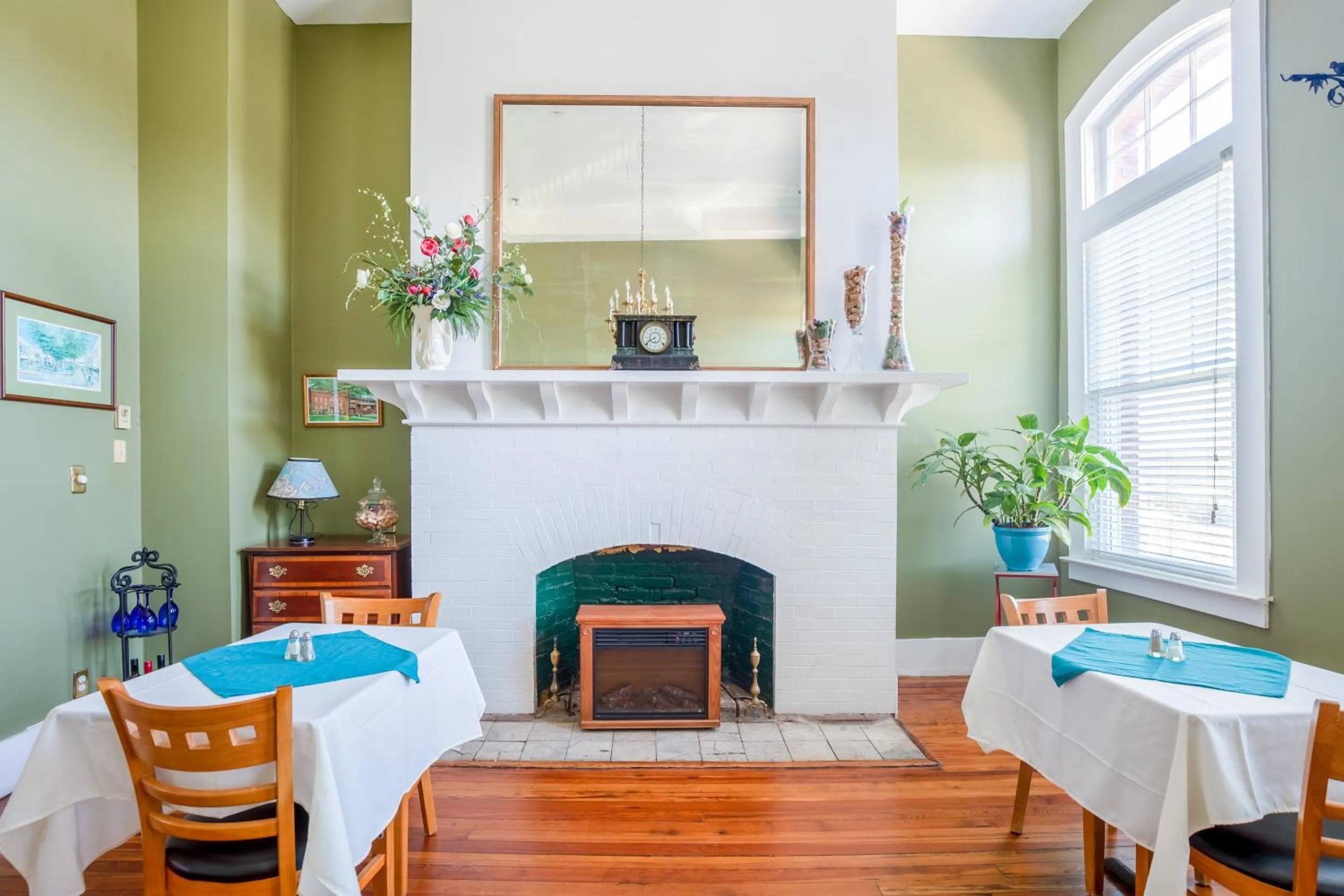 Restaurant/places to eat in The Belmont Inn by OYO