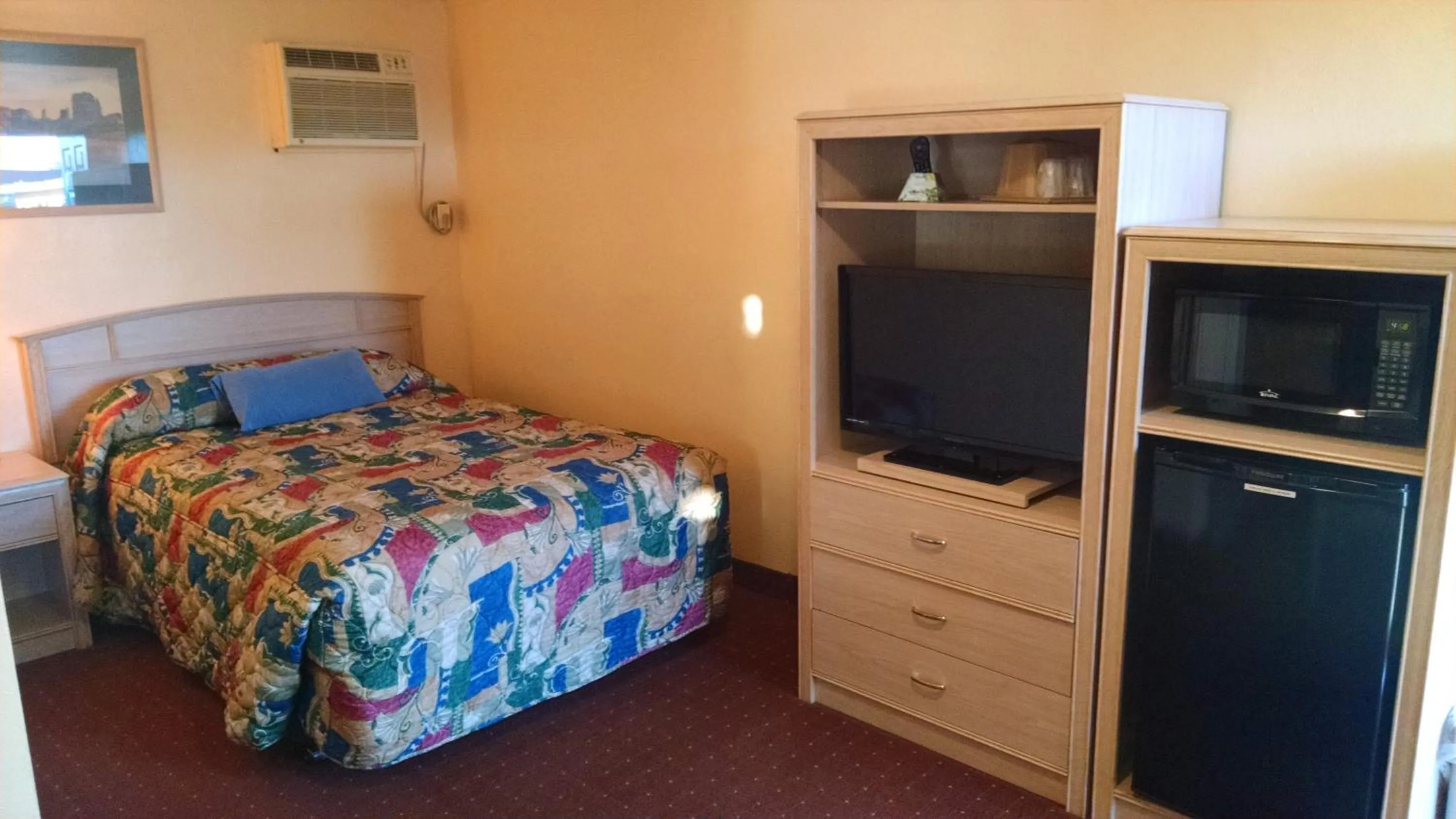 Bed in White Sands Motel