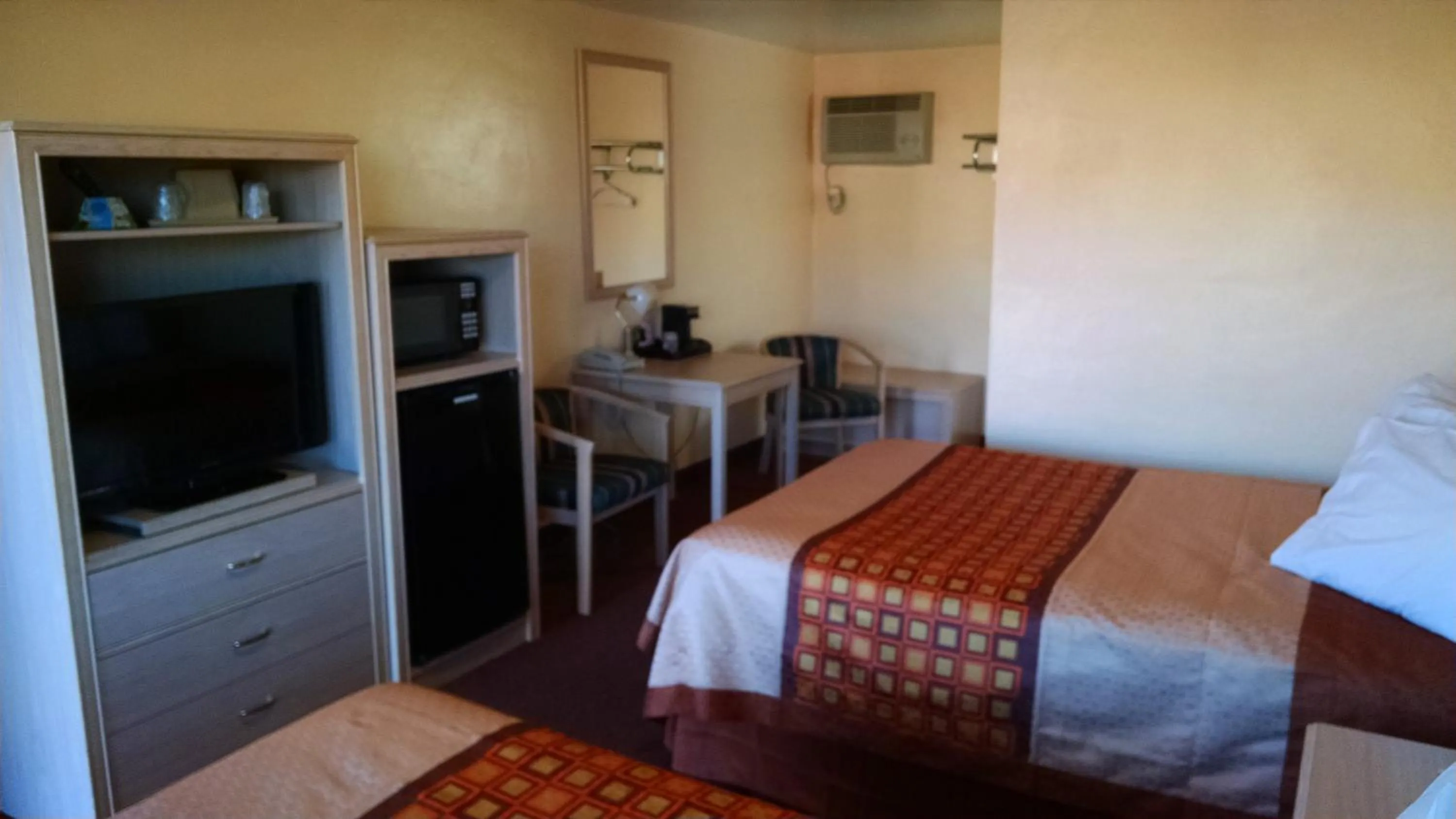 Photo of the whole room, Bed in White Sands Motel