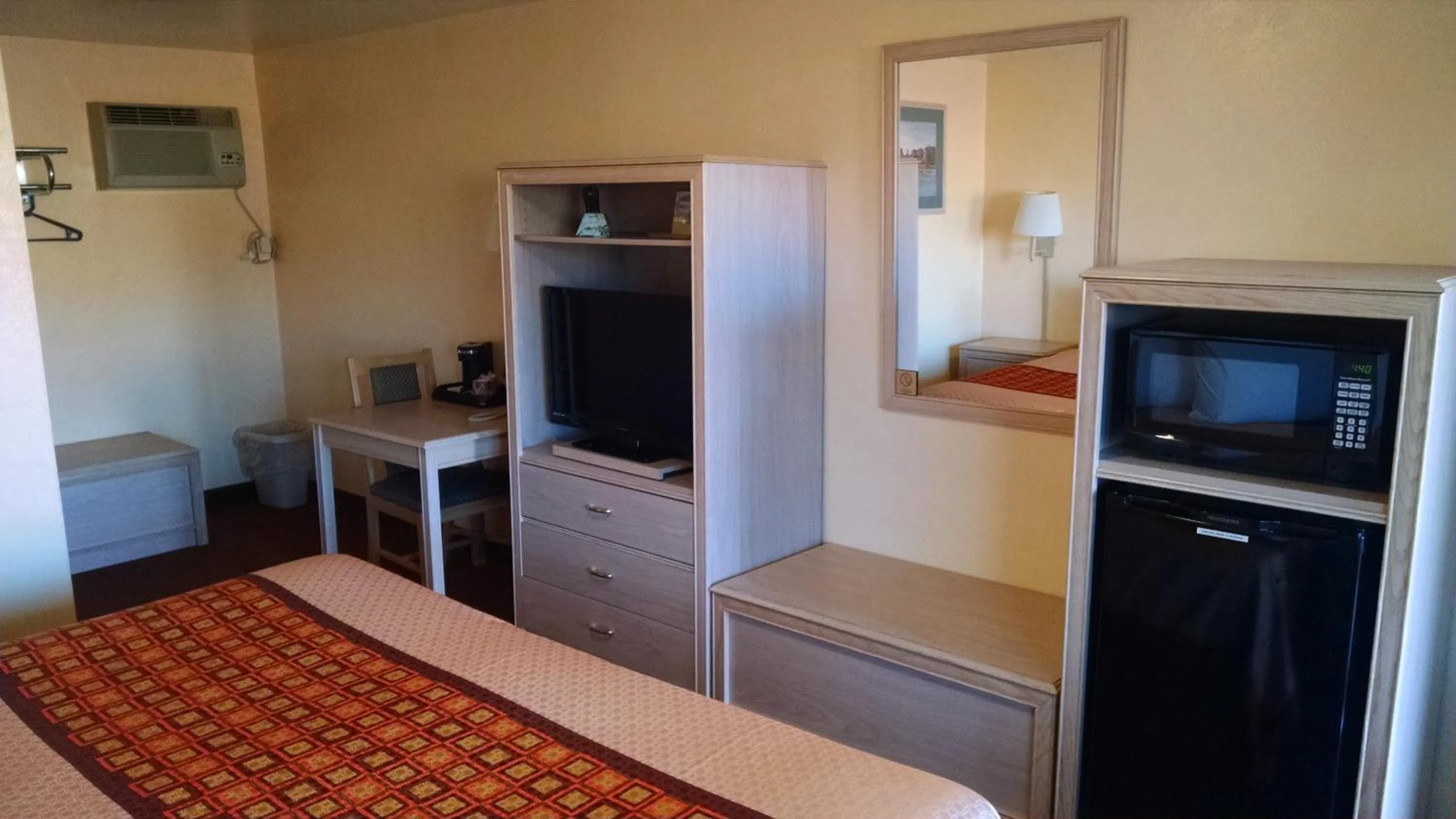 Photo of the whole room in White Sands Motel