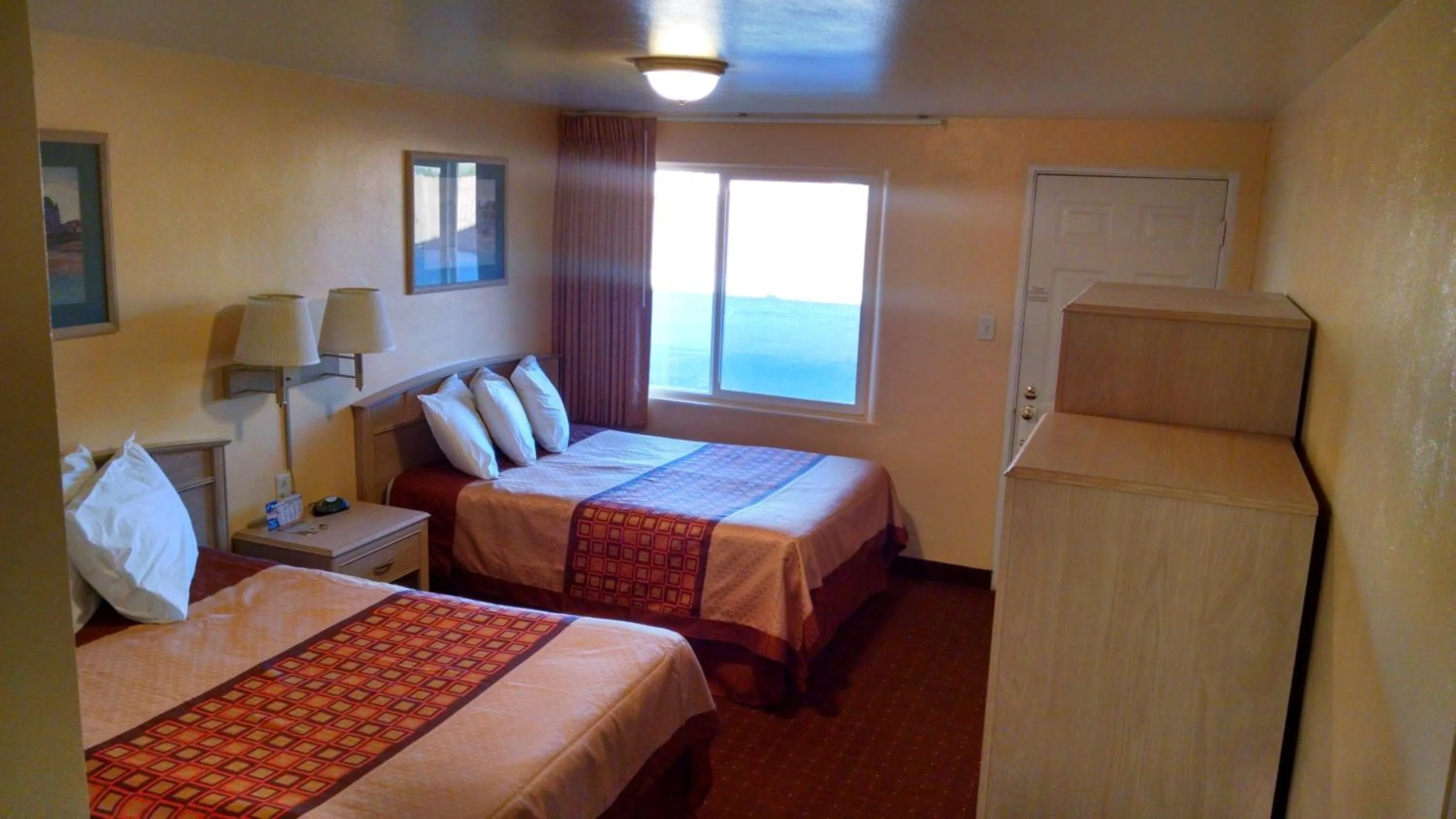 Mountain view, Bed in White Sands Motel