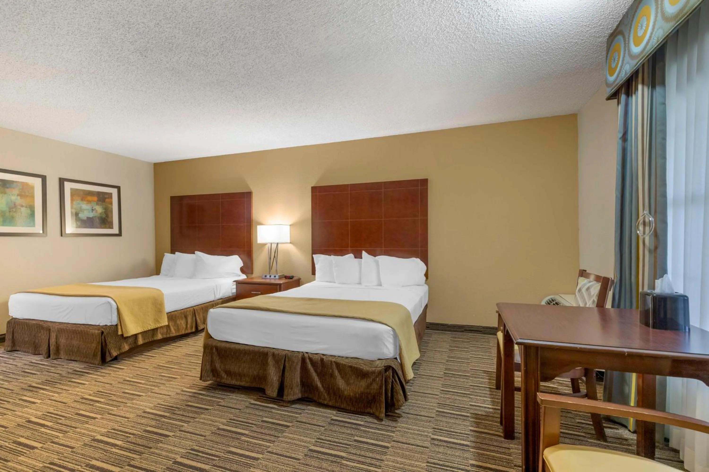 Bedroom in Best Western Sunday House Inn