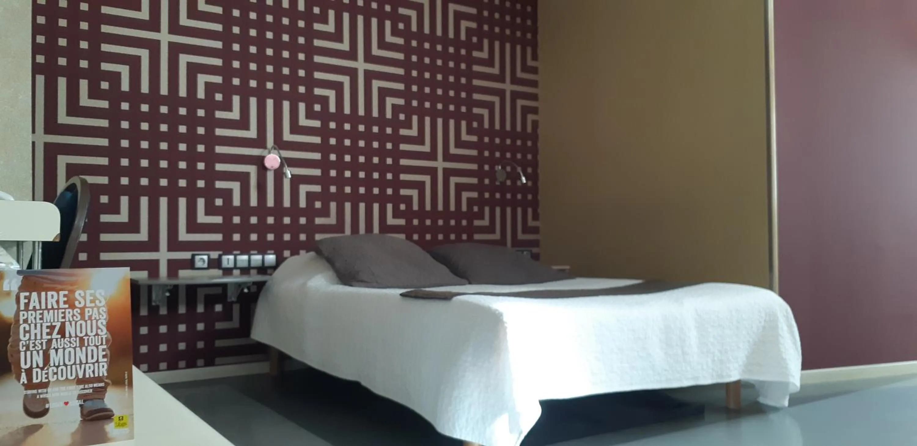 Bed in Logis Hôtel & Restaurant Arcombelle