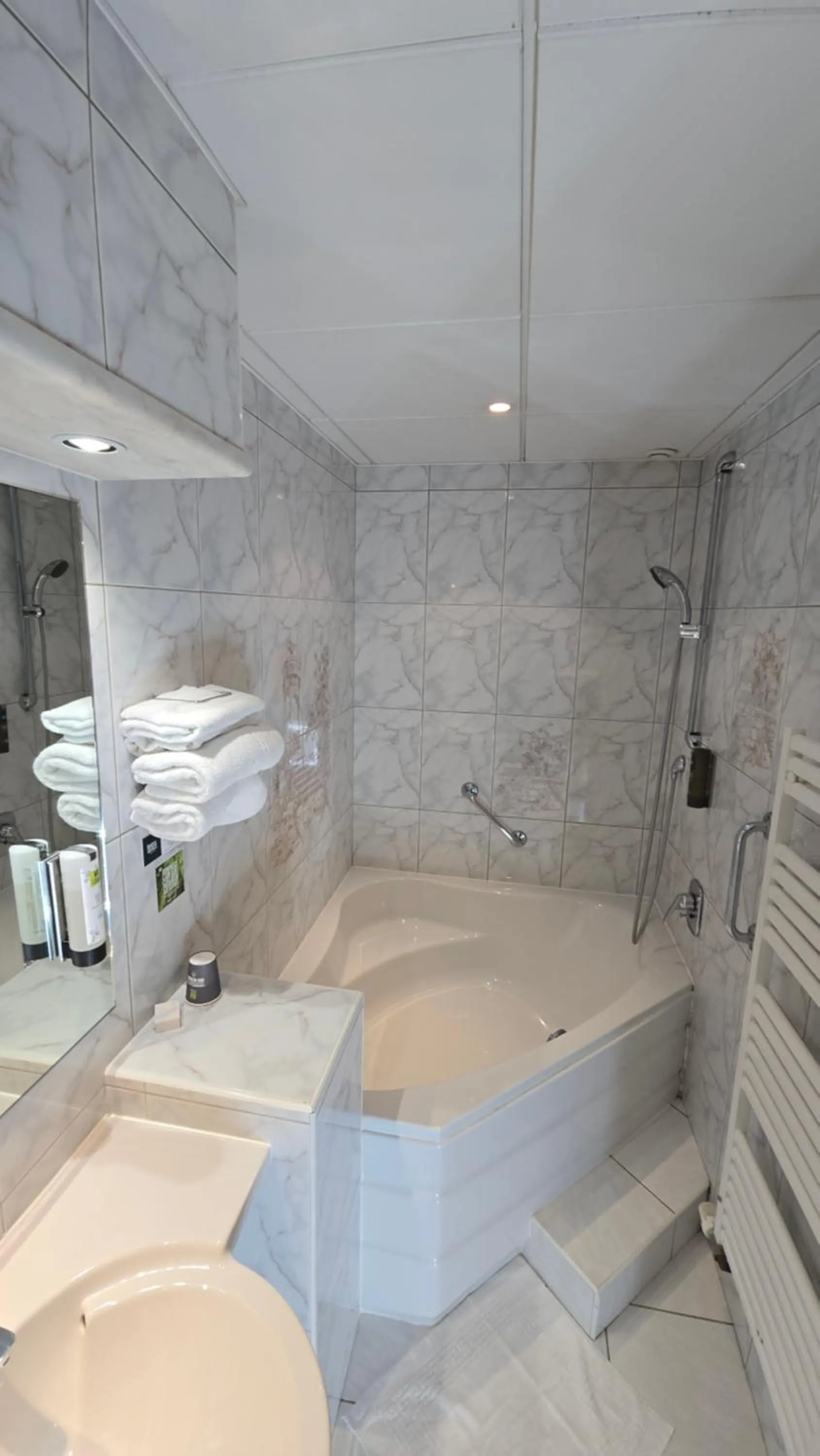 Bathroom in Logis Hôtel & Restaurant Arcombelle