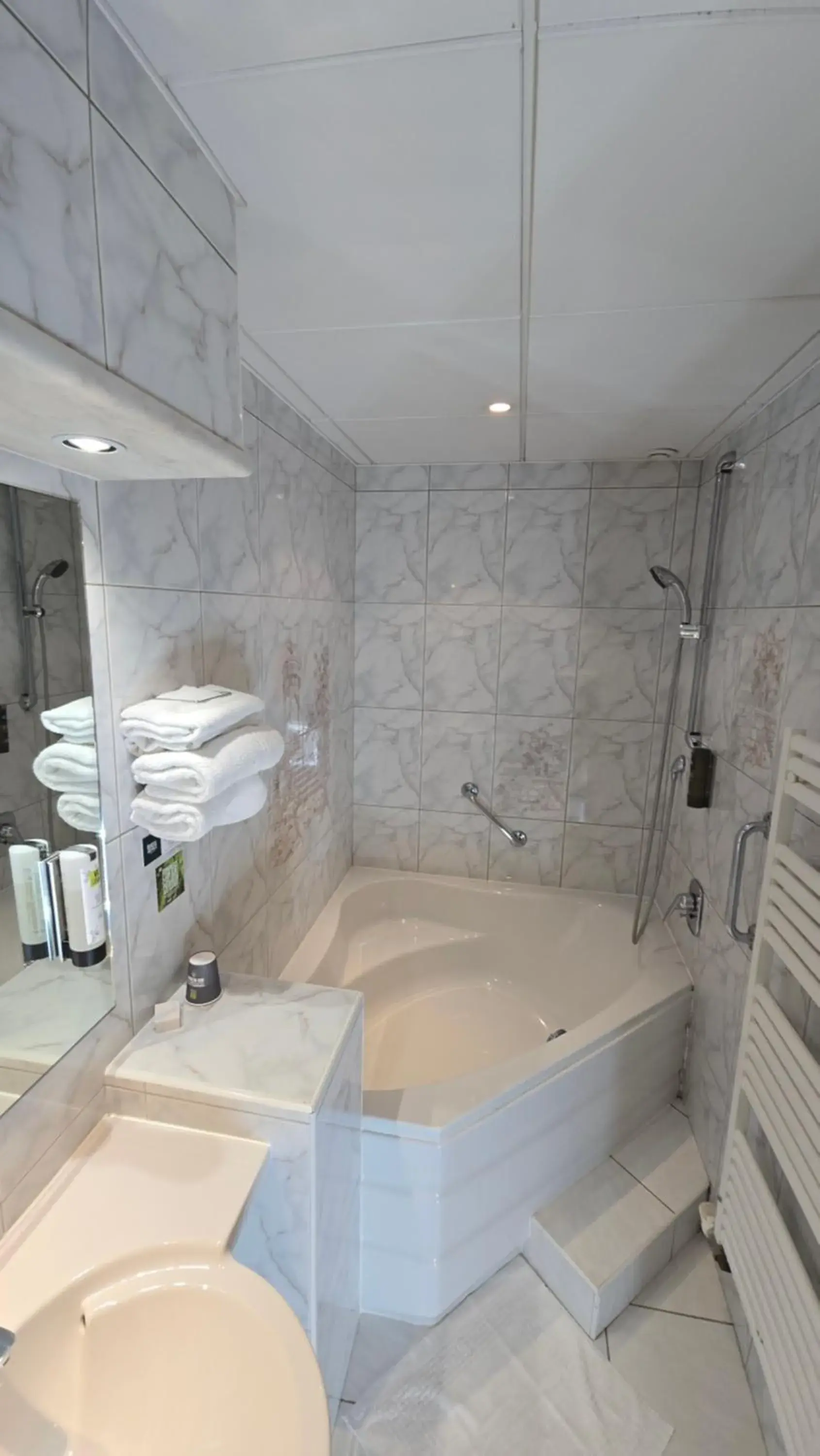 Bathroom in Logis Hôtel & Restaurant Arcombelle Bathroom in Logis Hôtel & Restaurant Arcombelle