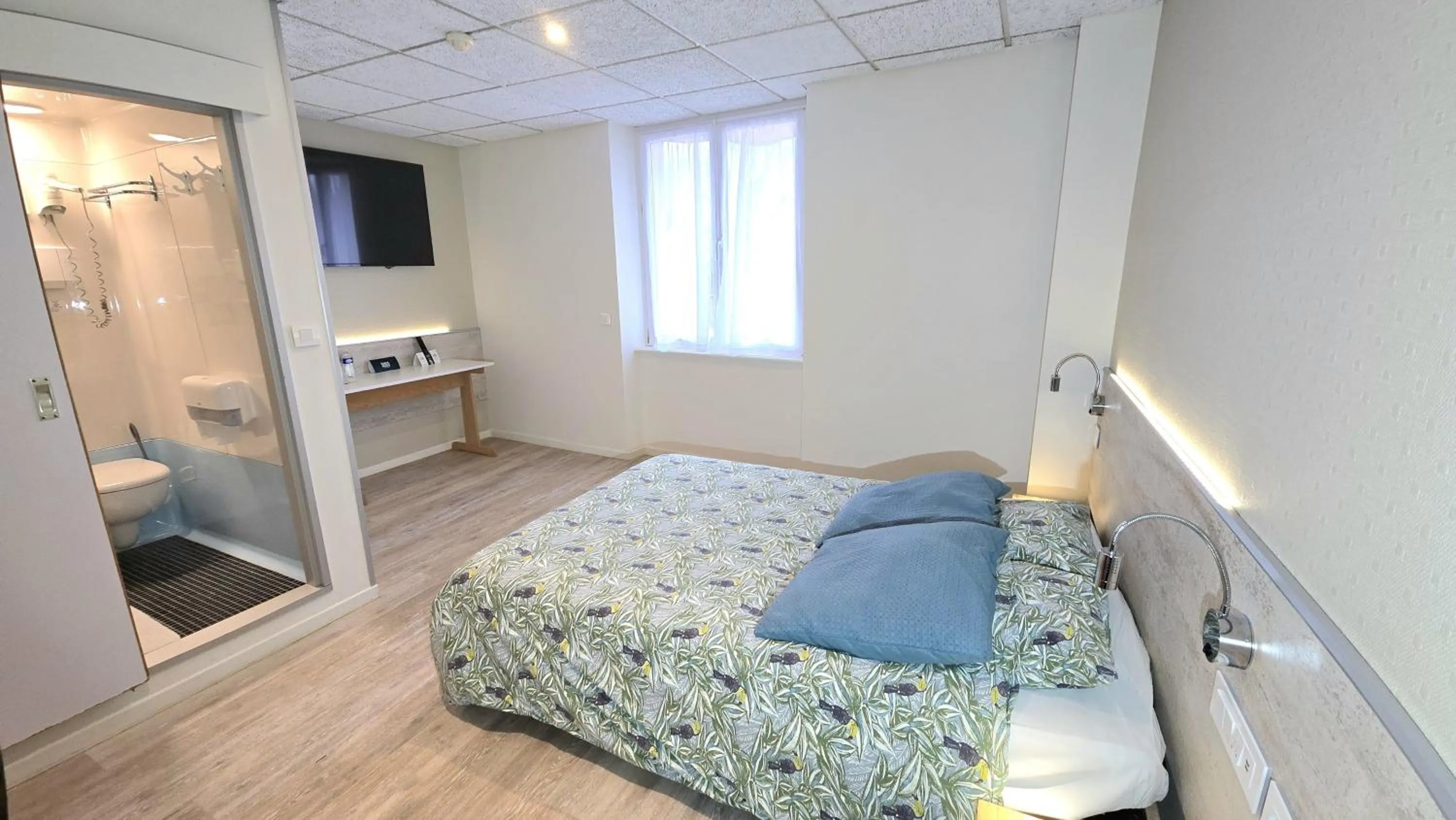 Bed in Logis Hôtel & Restaurant Arcombelle